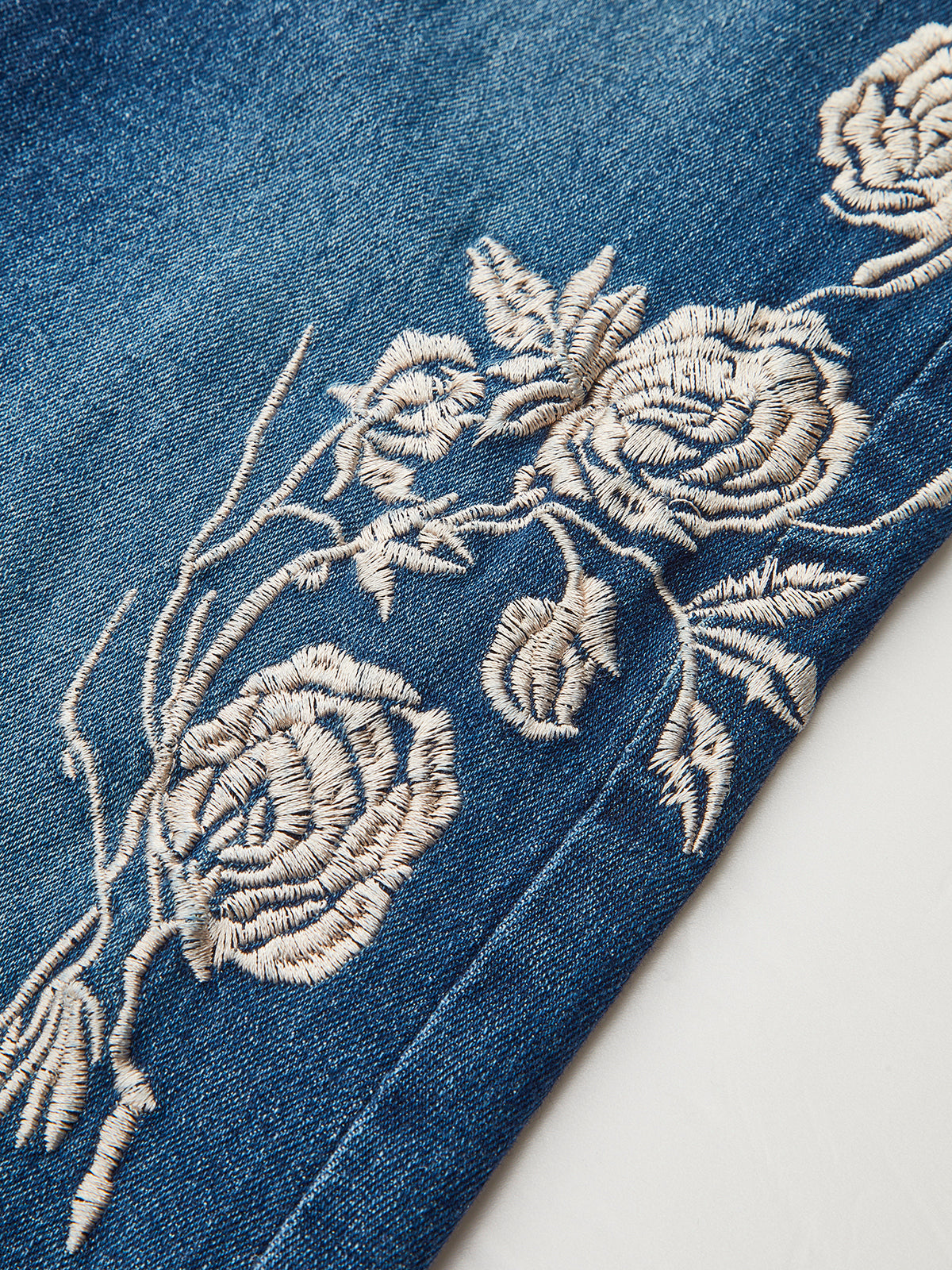 Jeans mit Stickerei und ausgestelltem Bein