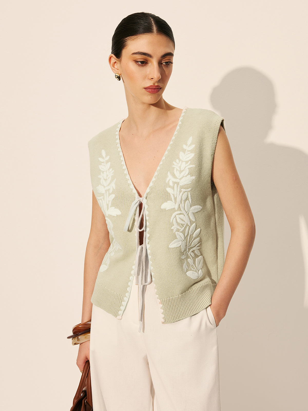 Gilet sans manches fleuri avec broderie et nœud