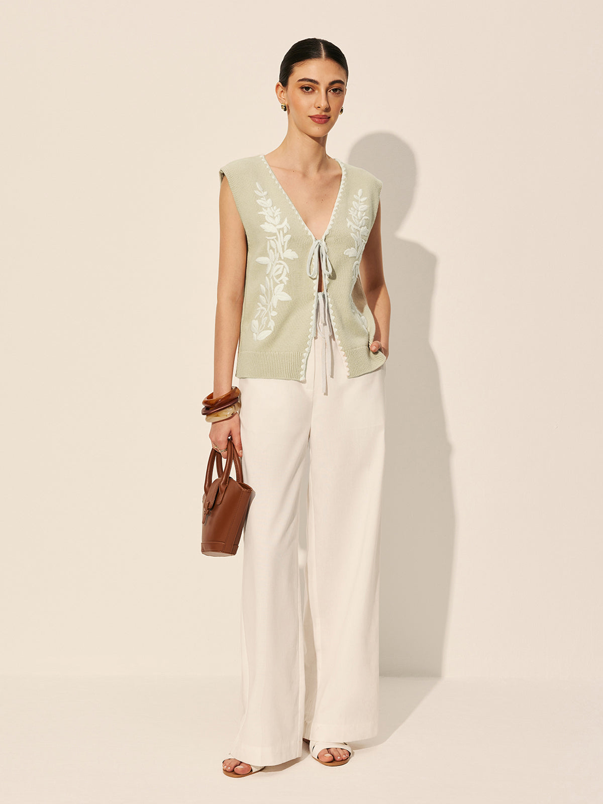 Gilet sans manches fleuri avec broderie et nœud