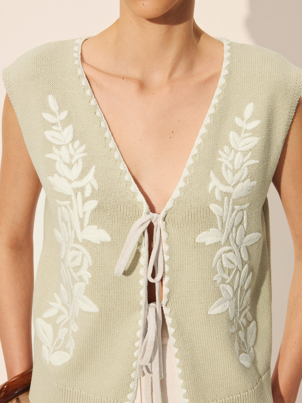 Gilet sans manches fleuri avec broderie et nœud