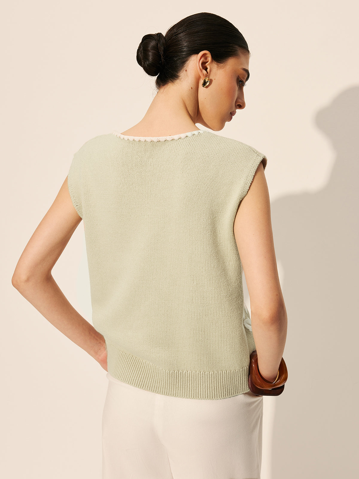 Gilet sans manches fleuri avec broderie et nœud