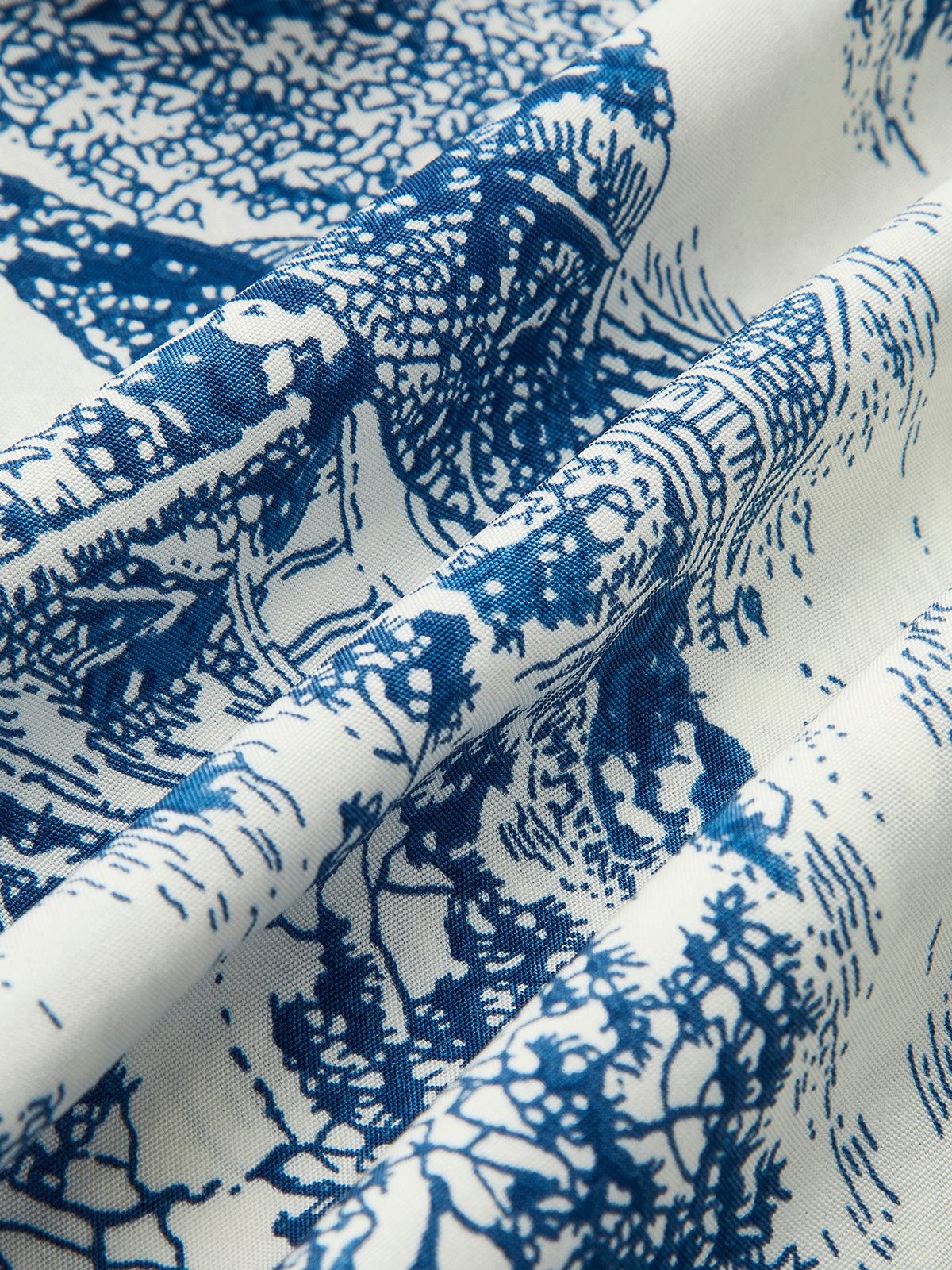 Bedrucktes schulterfreies Kleid mit gerafften Ärmeln