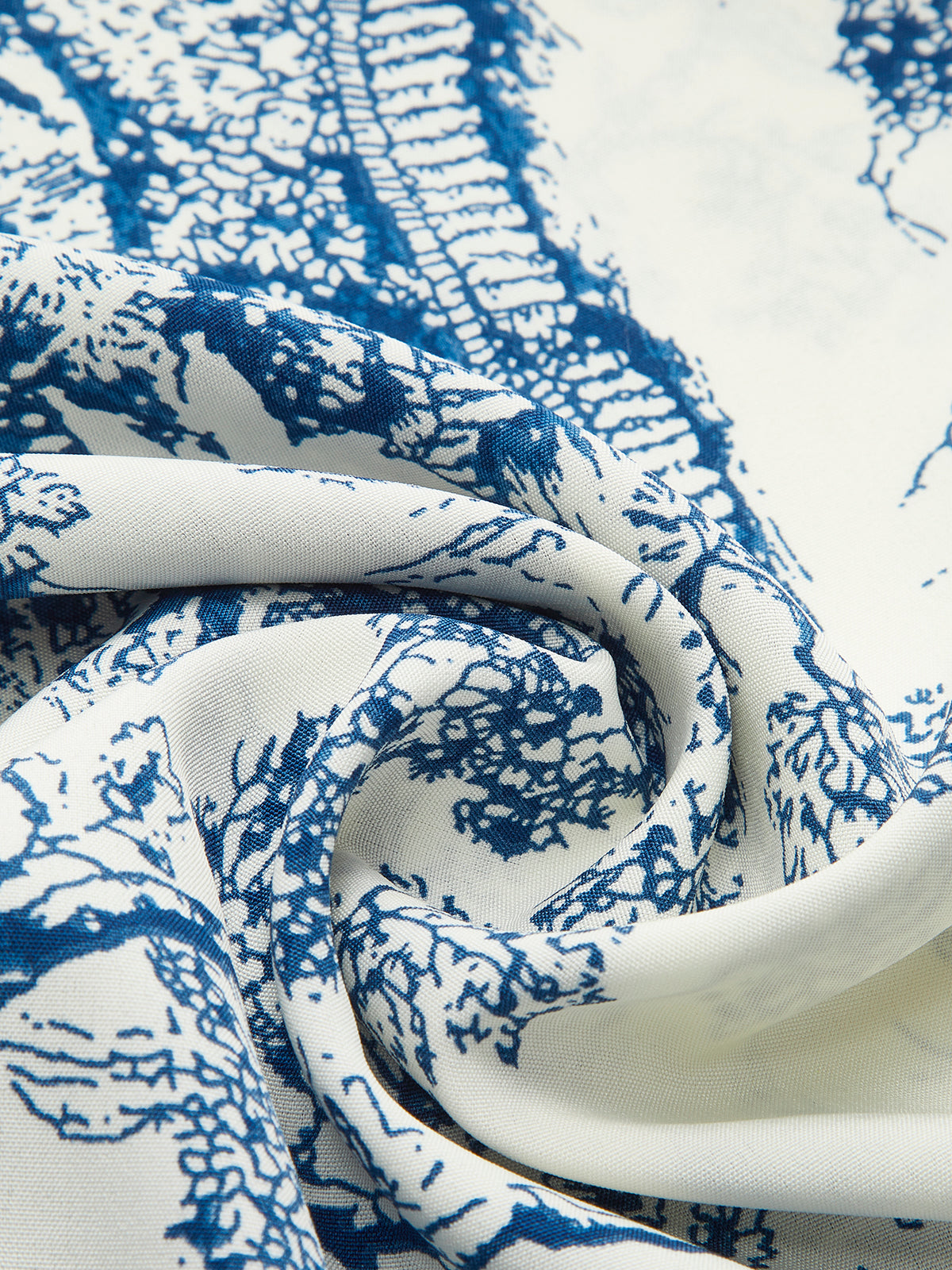 Bedrucktes schulterfreies Kleid mit gerafften Ärmeln