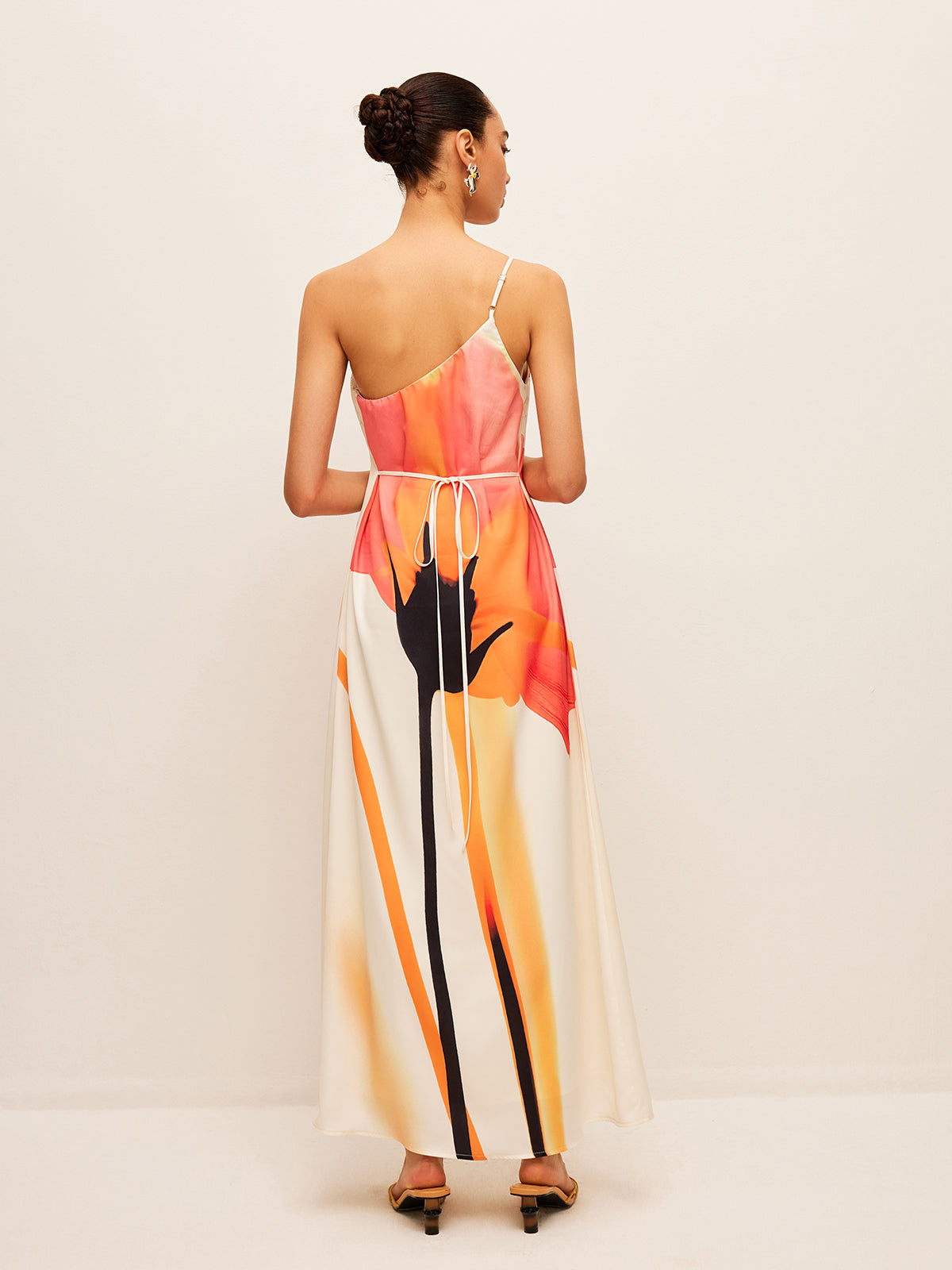 Asymmetrisches geblümtes Kleid mit gebundenem Rücken