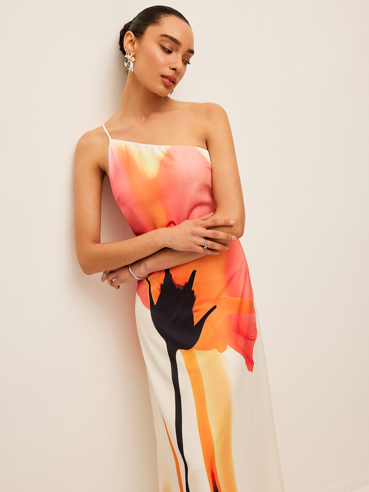 Asymmetrisches geblümtes Kleid mit gebundenem Rücken