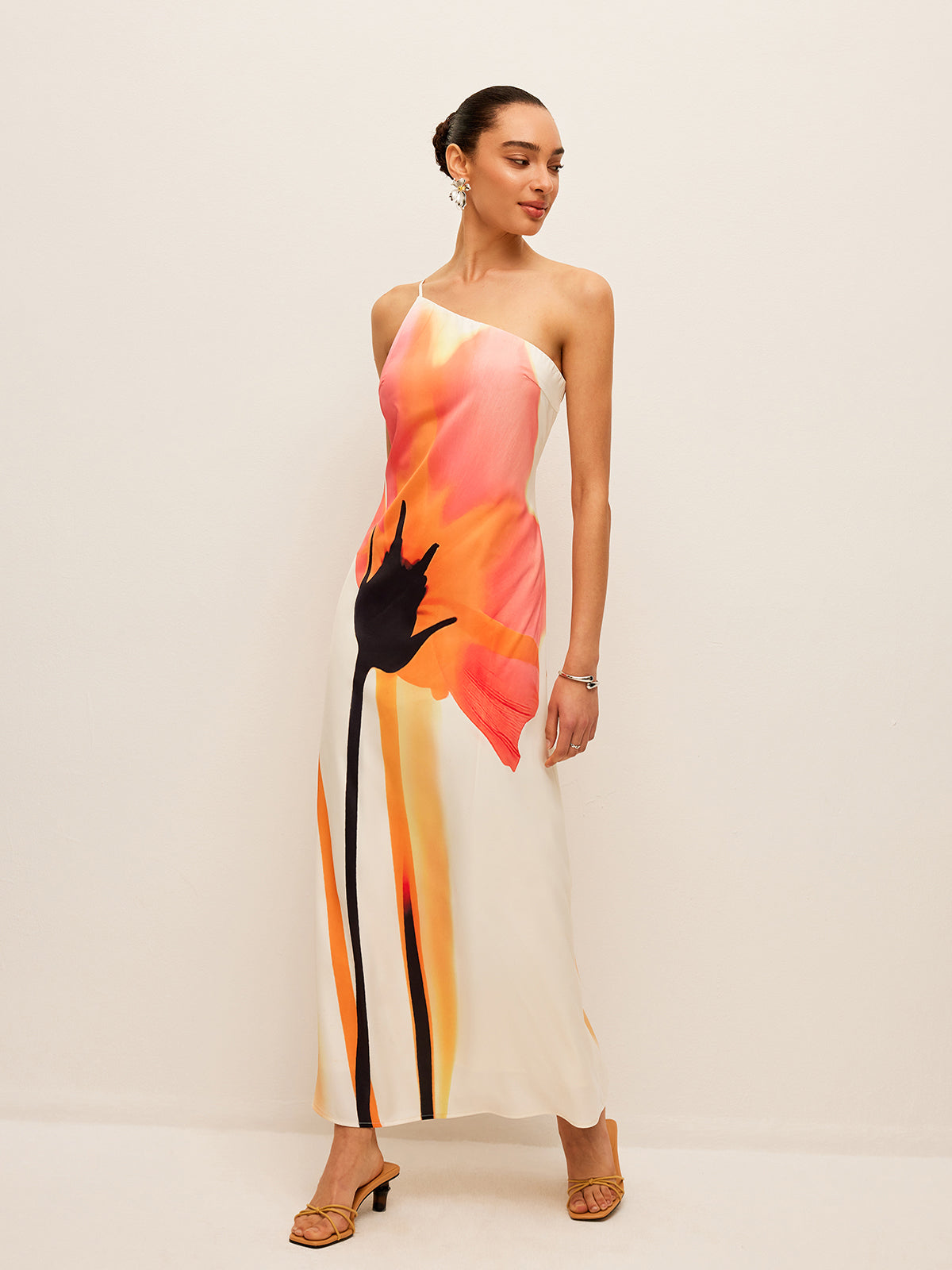 Asymmetrisches geblümtes Kleid mit gebundenem Rücken