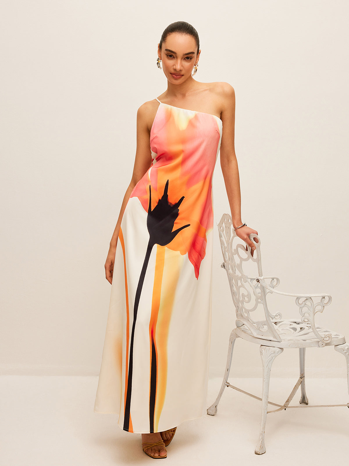 Asymmetrisches geblümtes Kleid mit gebundenem Rücken