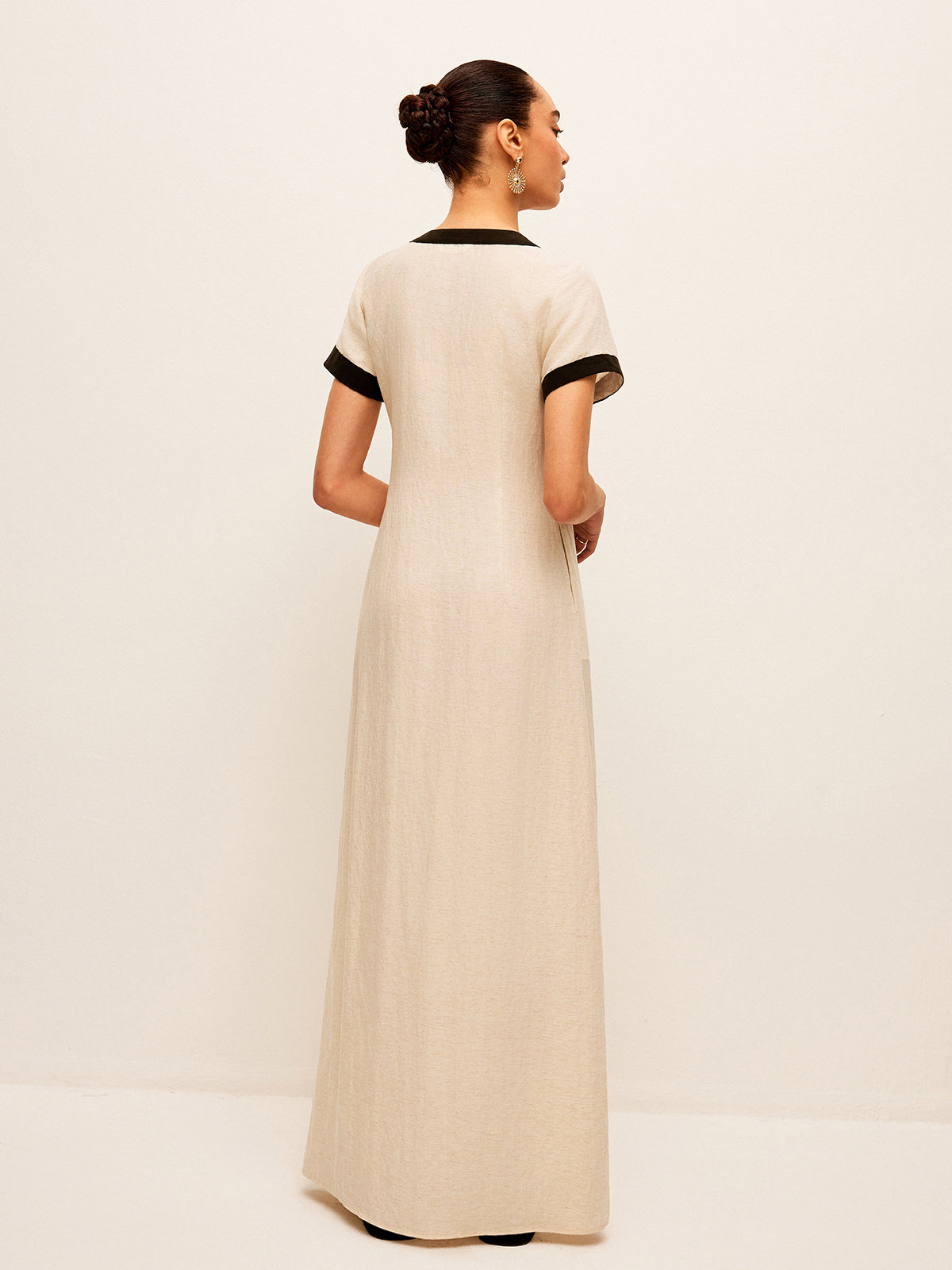 Kleid aus Baumwolle und Leinen mit hohem Schlitz und kontrastierenden Besätzen
