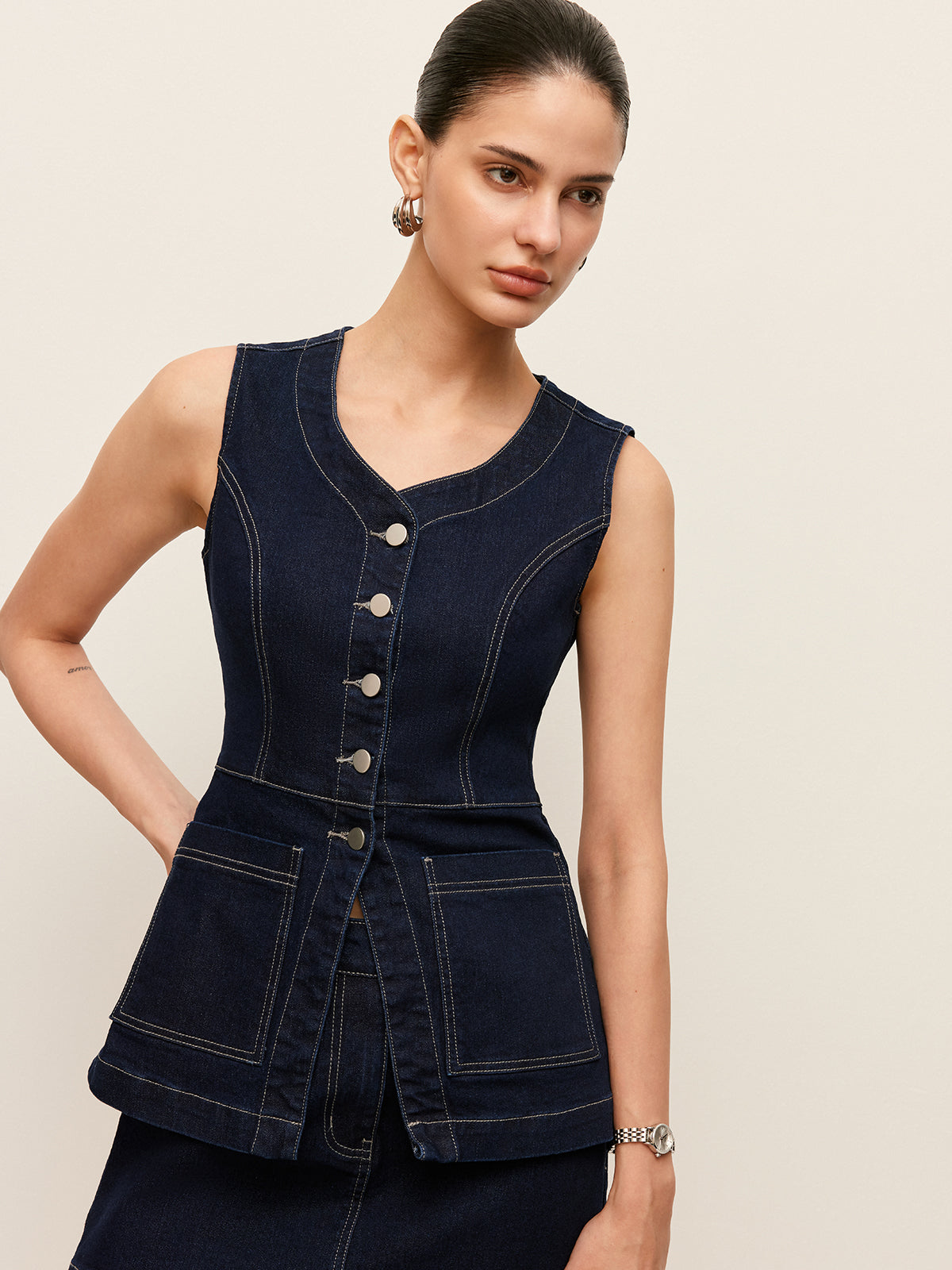 Jeansweste mit Knöpfen und Taschen