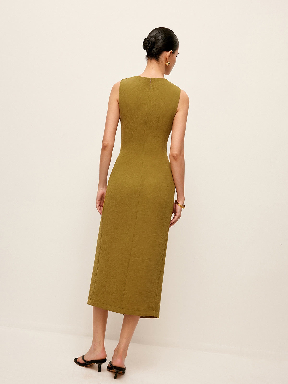 Ärmelloses Kleid mit Metalldetails, geraffter Taille und Schlitz