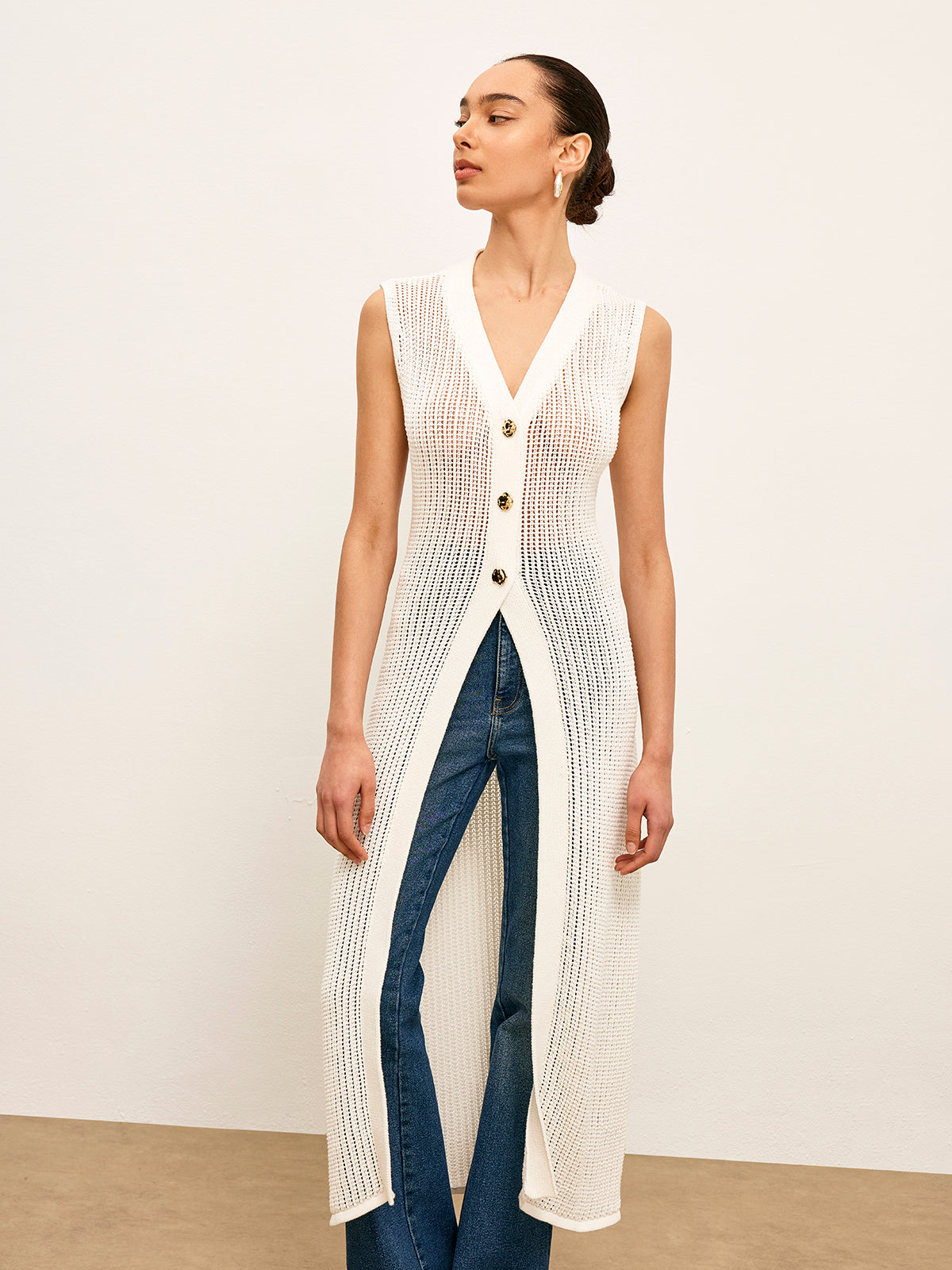 Gilet sans manches en maille ajourée avec détails métalliques