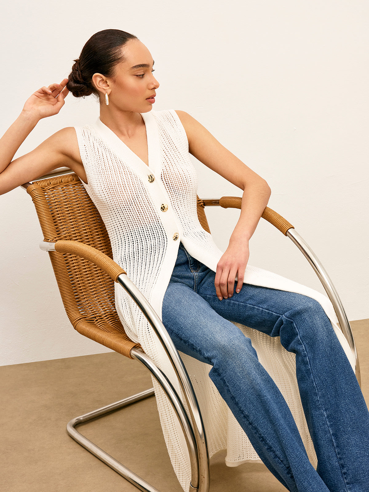Gilet sans manches en maille ajourée avec détails métalliques