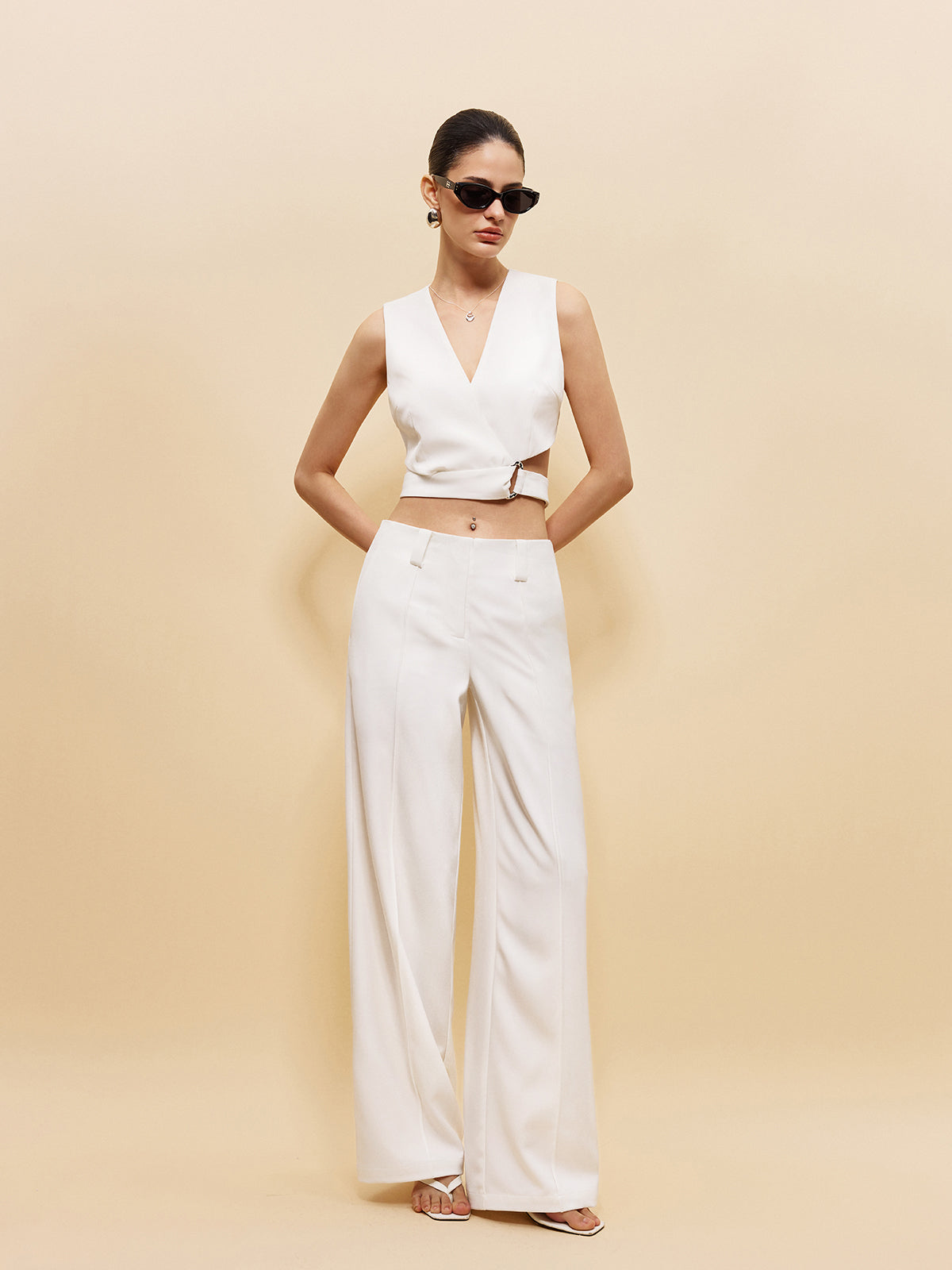 V-Ausschnitt Cropped Top mit seitlichem Ringdetail
