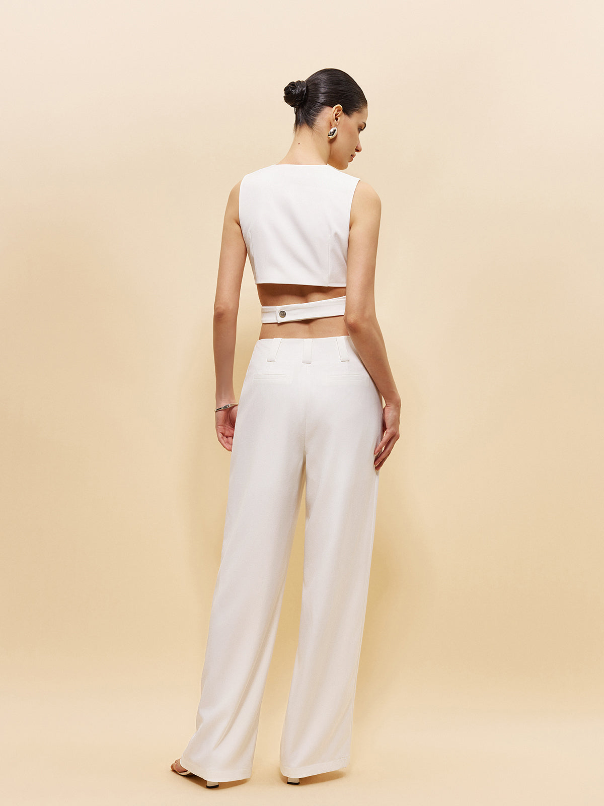 V-Ausschnitt Cropped Top mit seitlichem Ringdetail