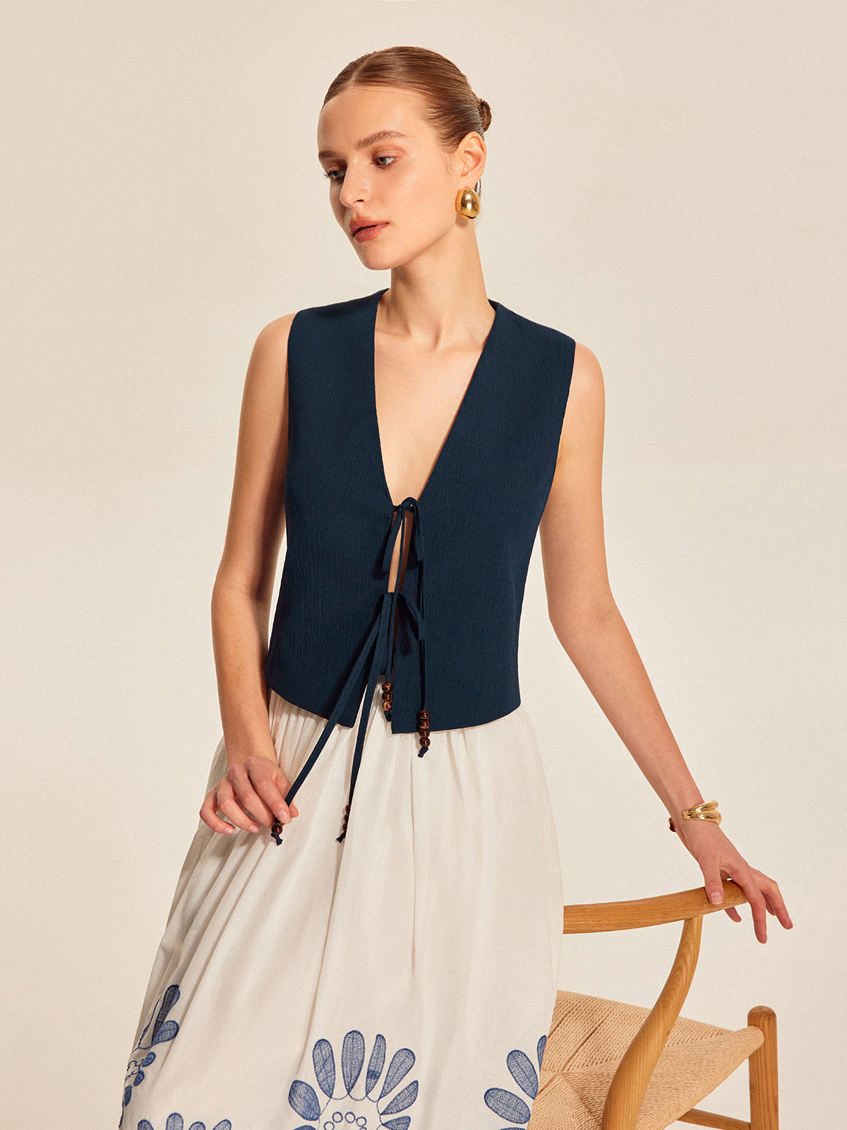 haut sans manches à nouer sur le devant et orné de perles