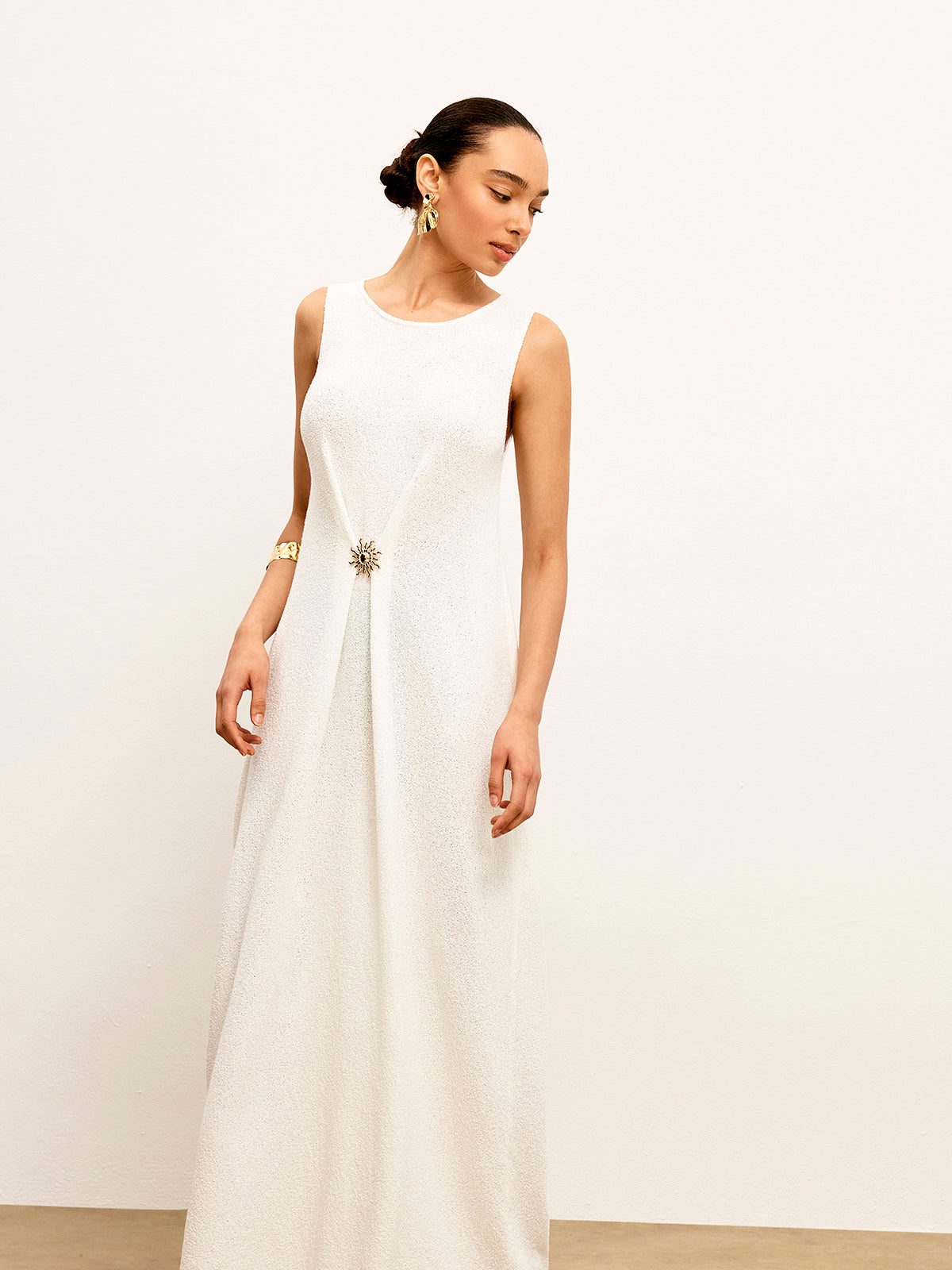 Ärmelloses Strickkleid mit Metalldetails