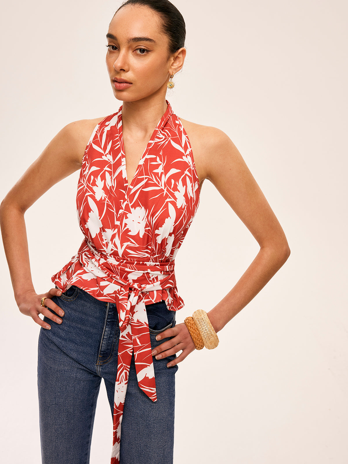 Haut floral à col licou et taille nouée