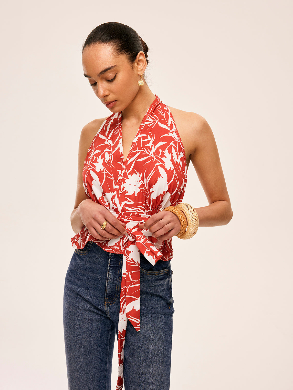 Haut floral à col licou et taille nouée