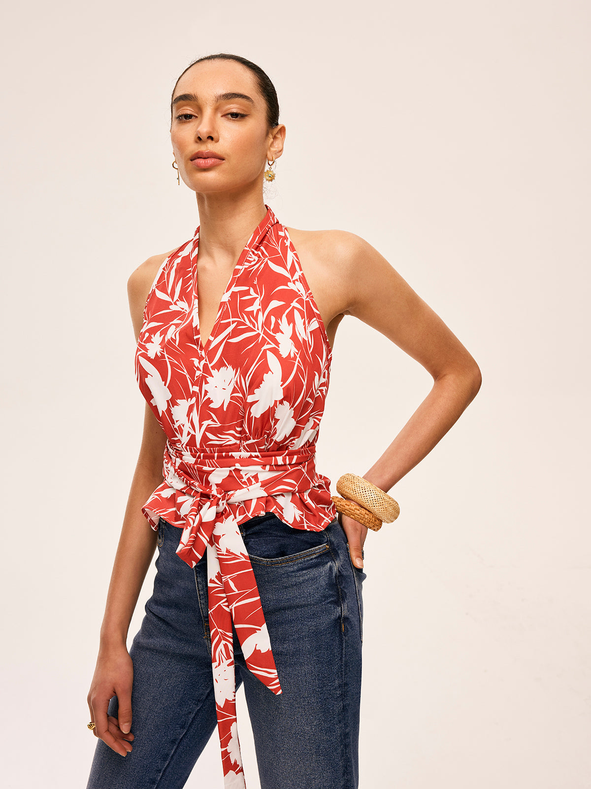 Haut floral à col licou et taille nouée