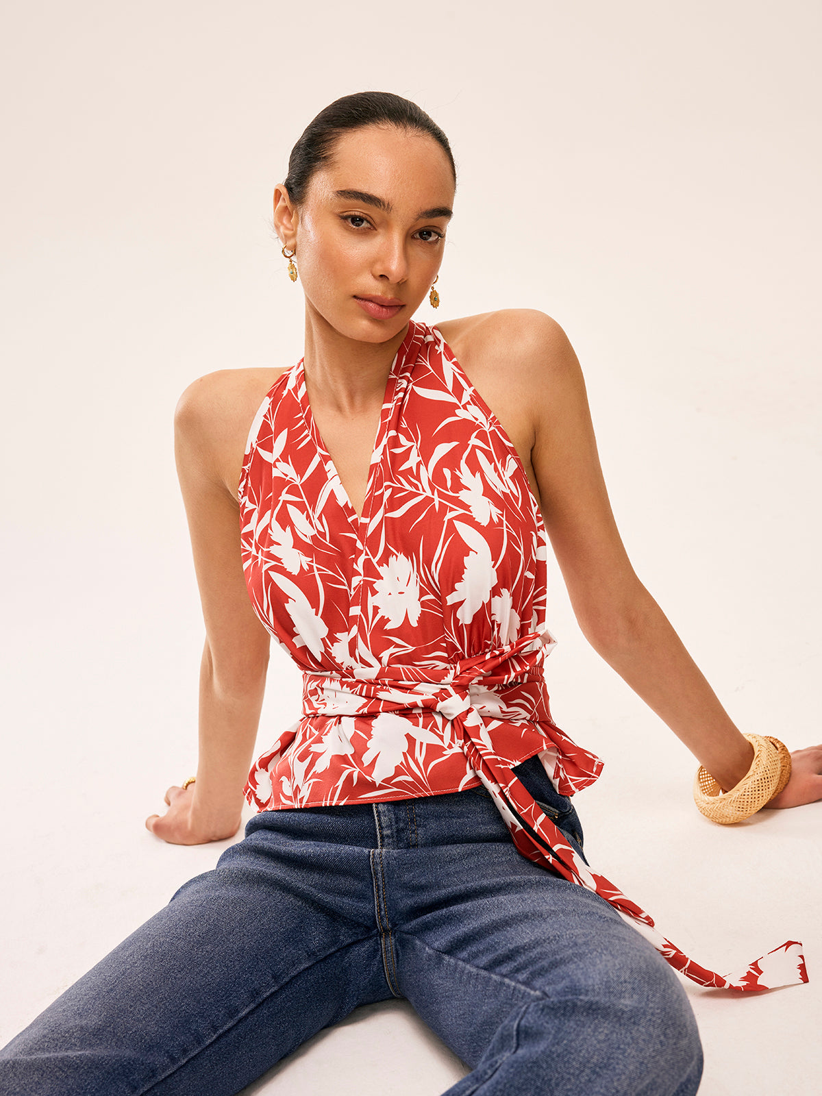 Haut floral à col licou et taille nouée