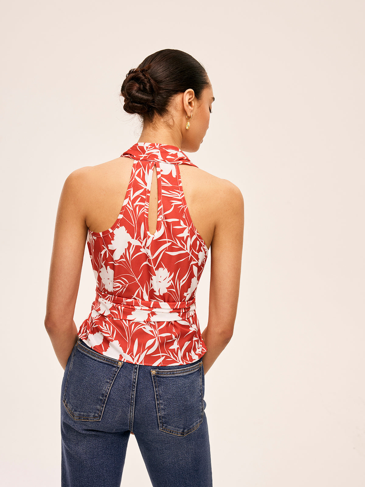 Haut floral à col licou et taille nouée
