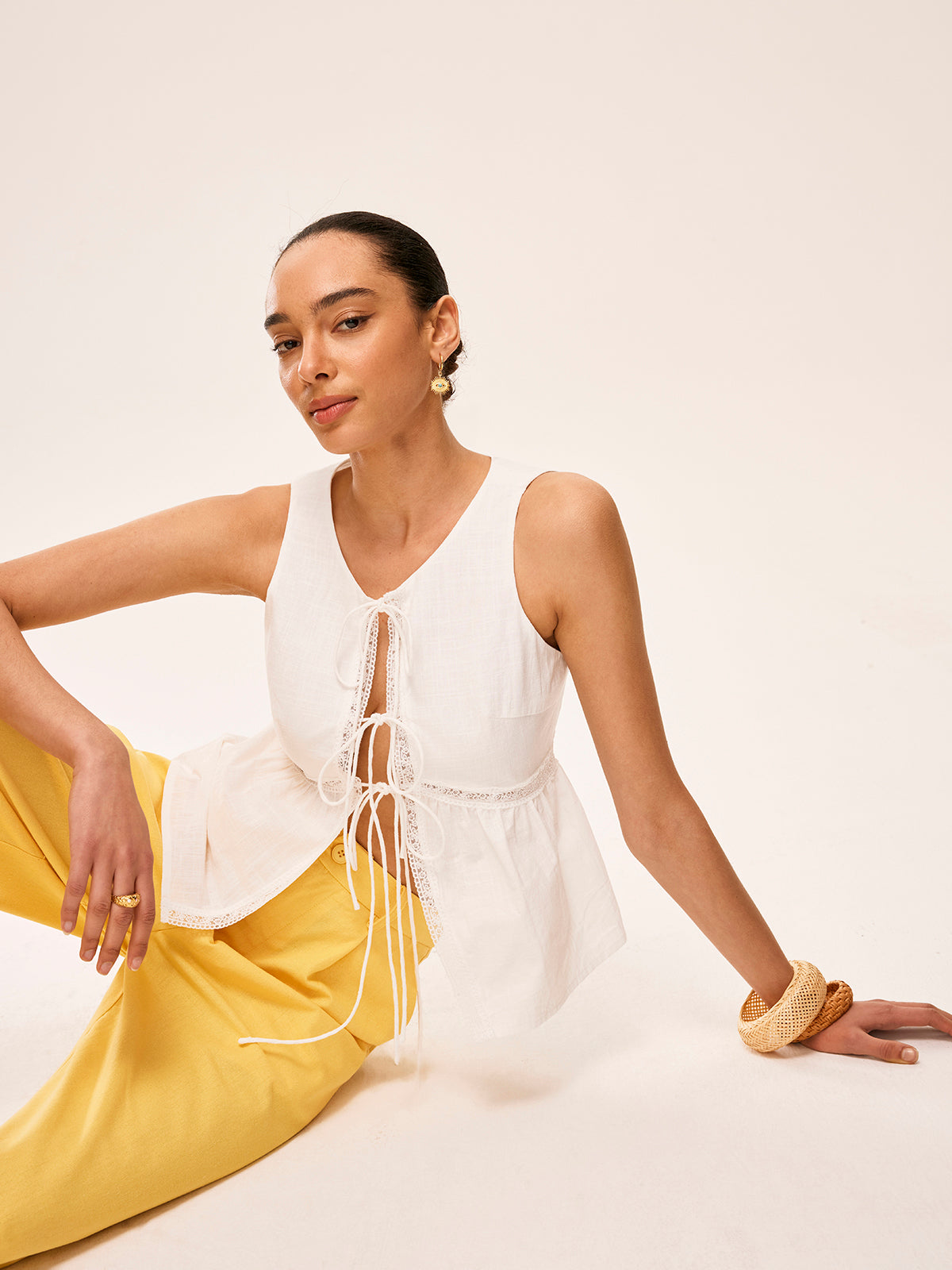 Haut semi-transparent en coton avec détails lacés