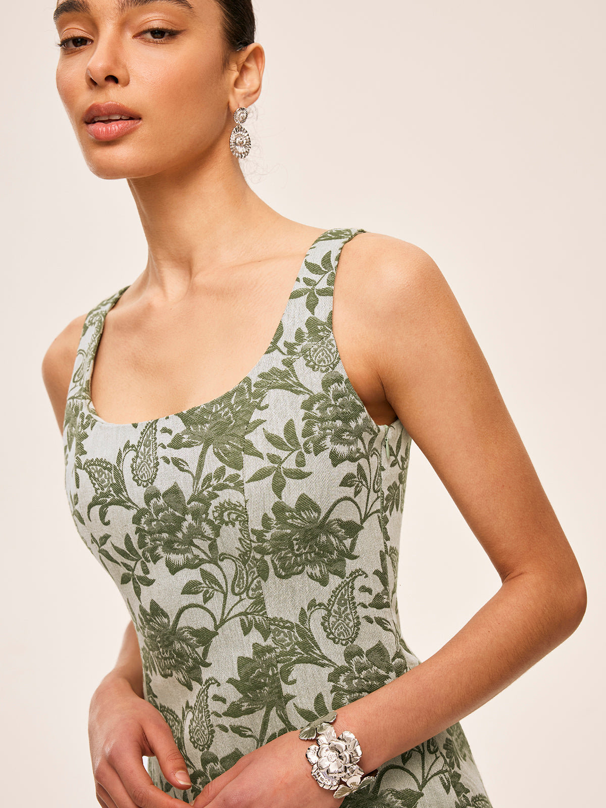 Robe à imprimé floral avec encolure carrée et fente latérale