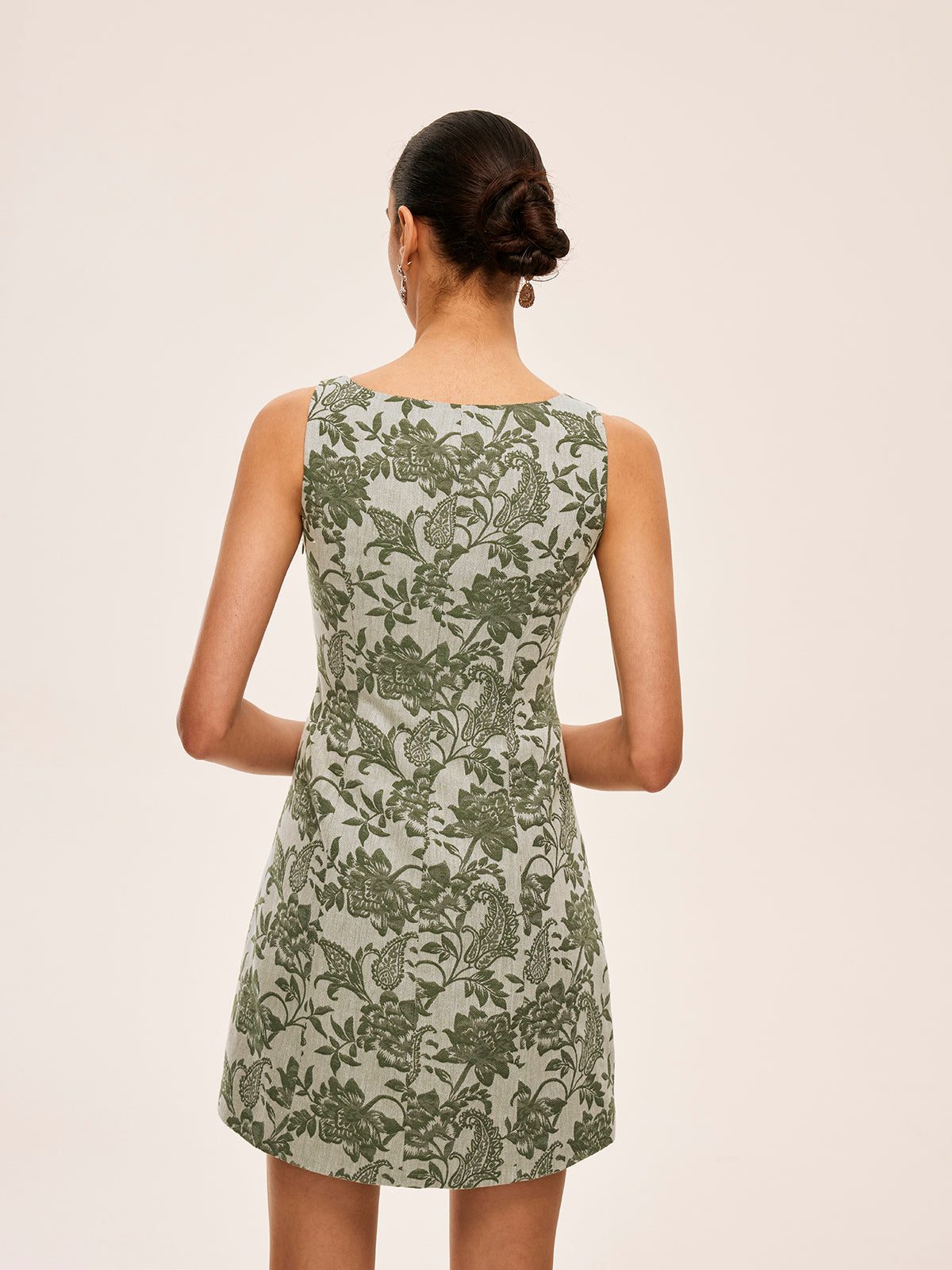 Geblümtes Kleid mit eckigem Ausschnitt und Seitenschlitz