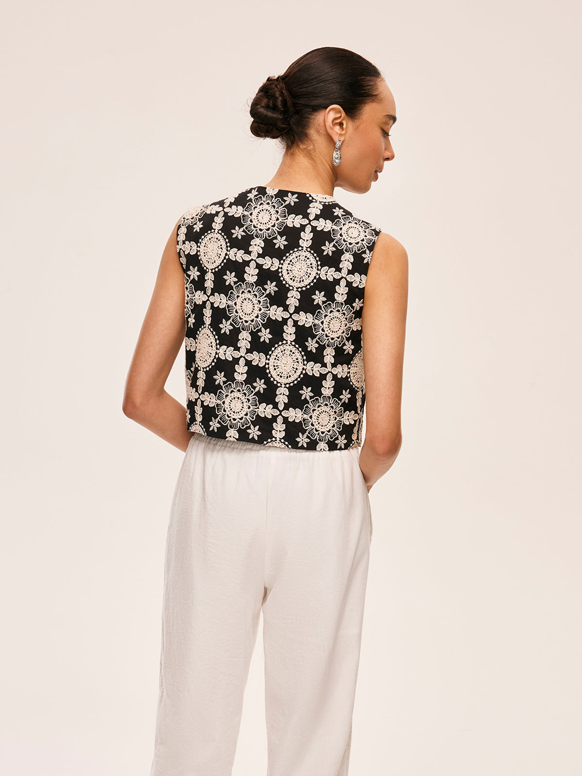 Gilet en coton brodé à nouer sur le devant