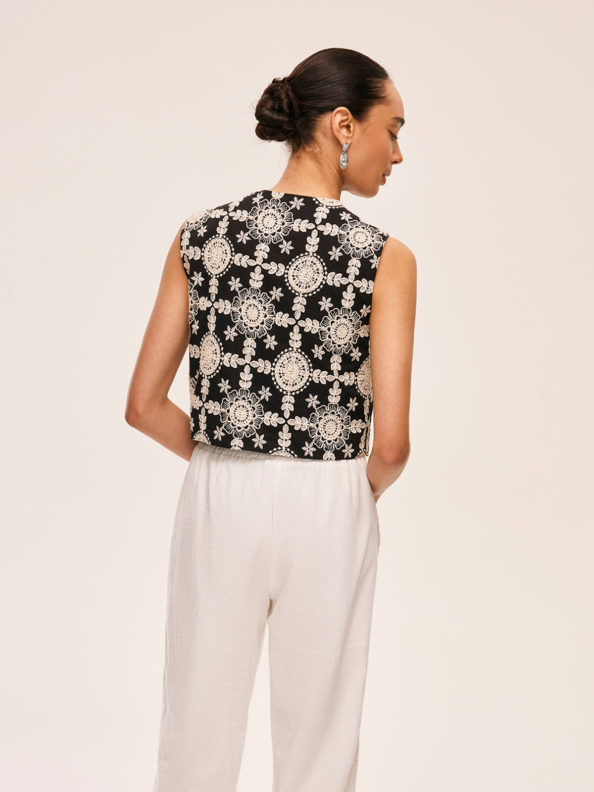 Gilet en coton brodé à nouer sur le devant