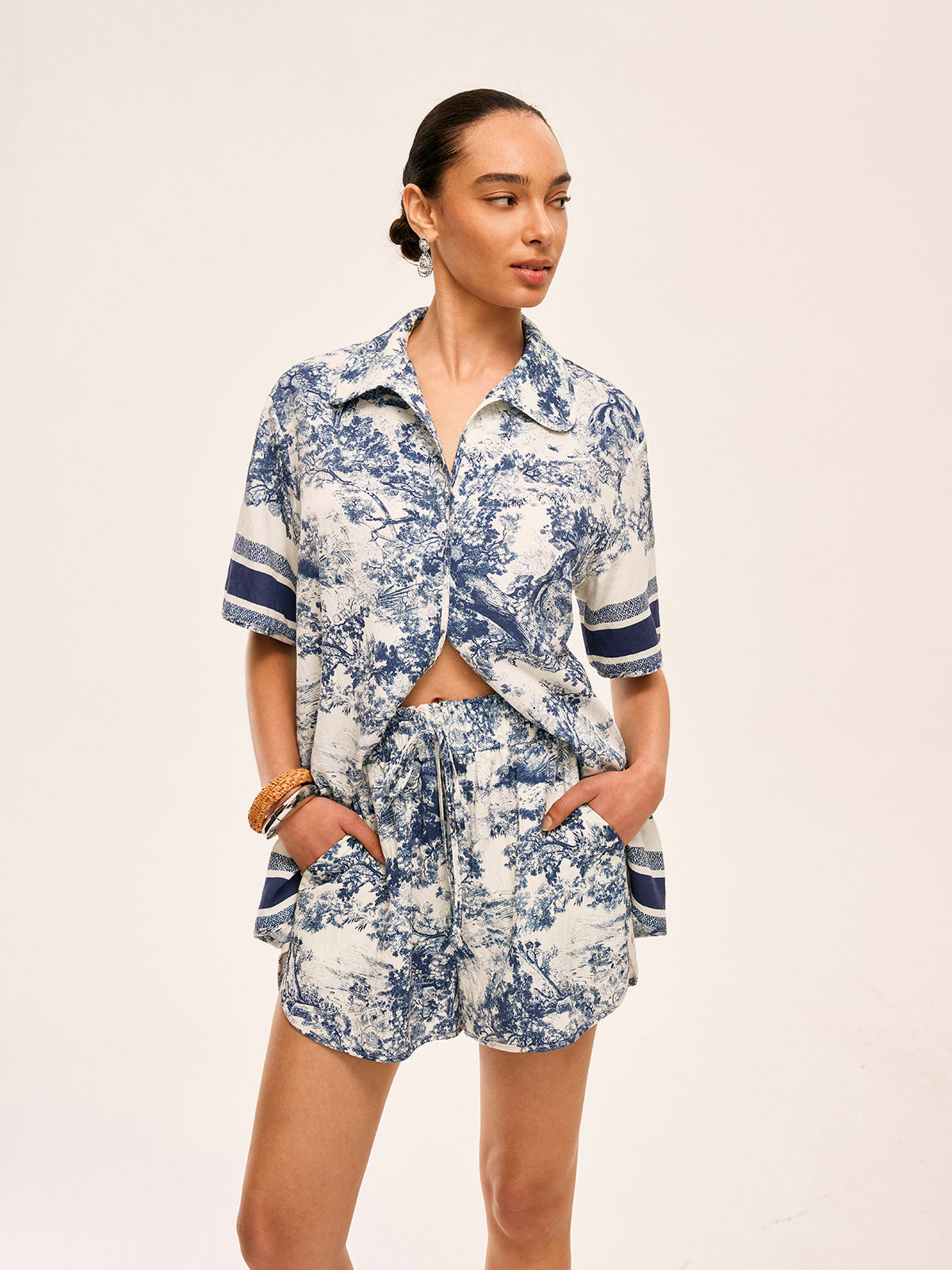 Bedrucktes Set mit Shorts und Kontrastbesatz