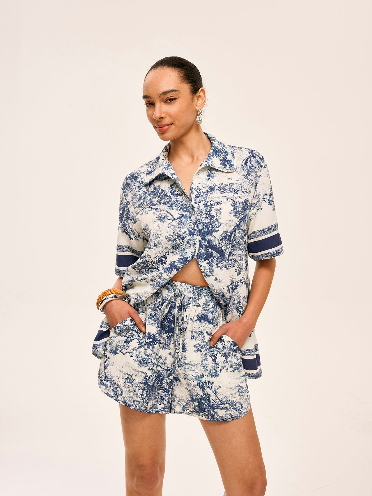 Bedrucktes Set mit Shorts und Kontrastbesatz