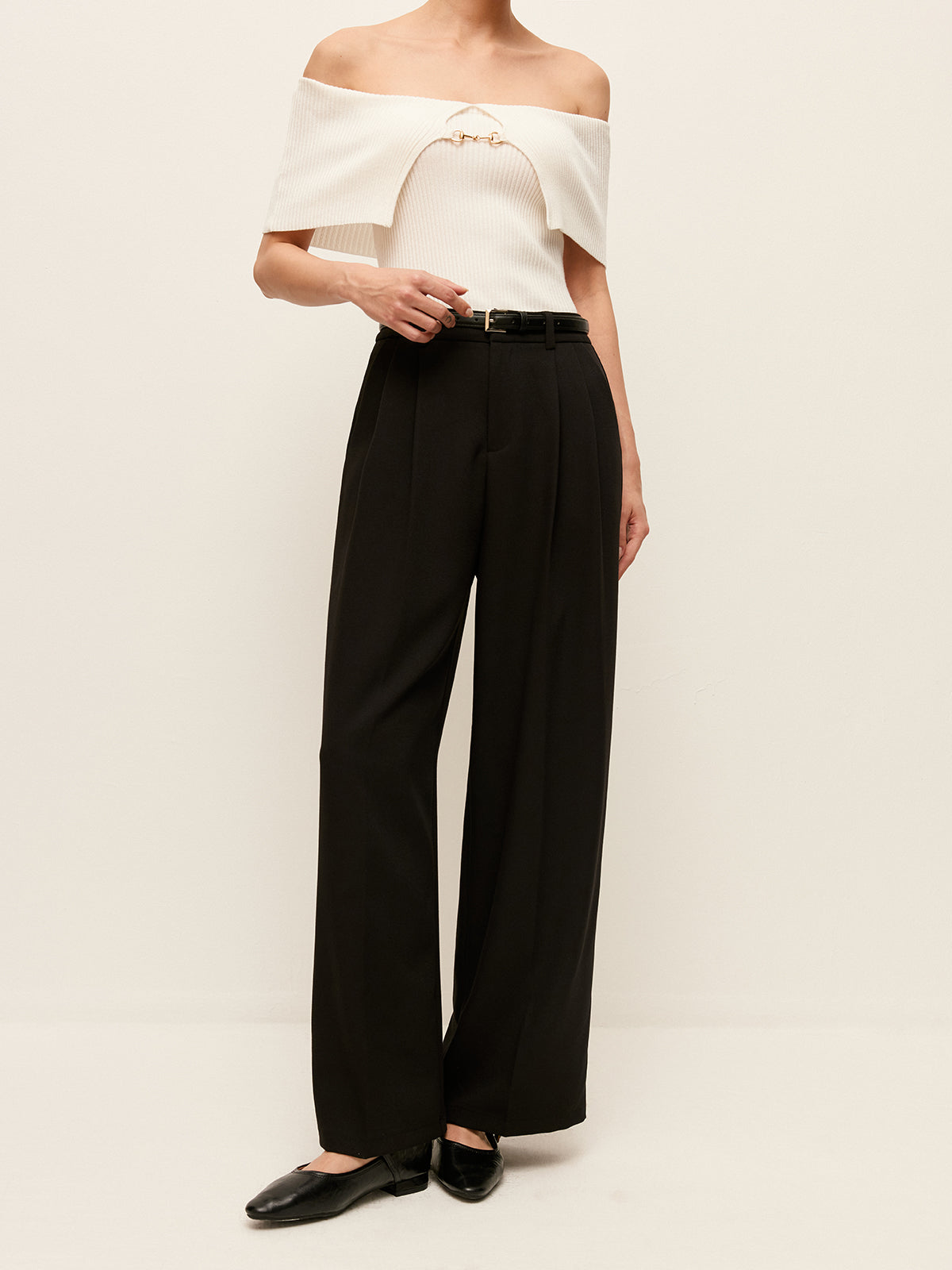 Gürtelhose mit weitem Bein, hoher Taille und Taschen