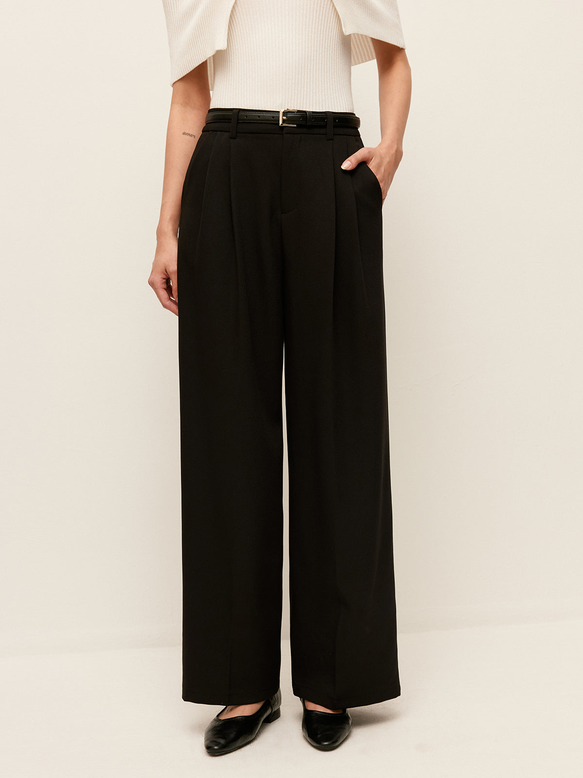 Gürtelhose mit weitem Bein, hoher Taille und Taschen