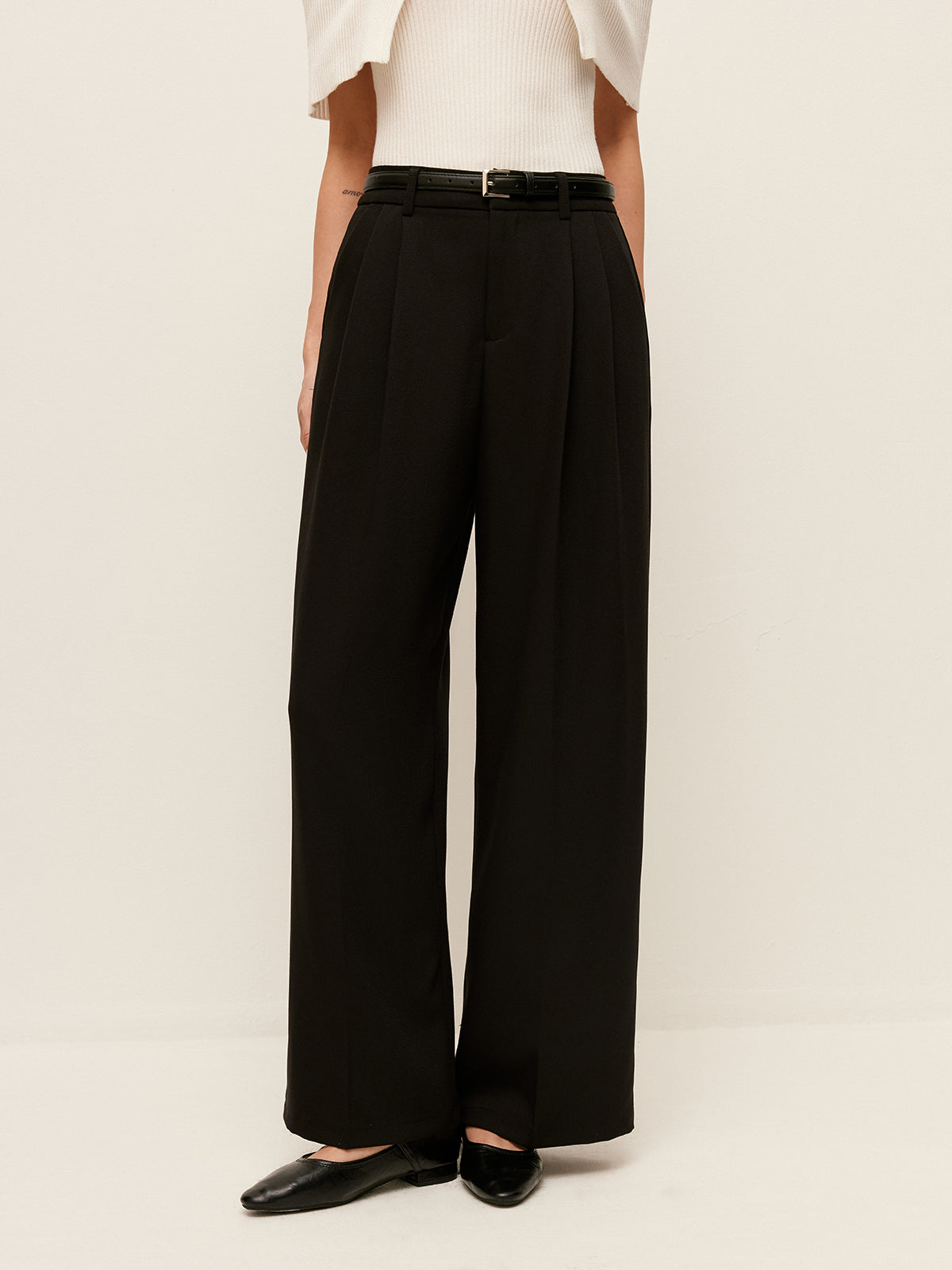 Gürtelhose mit weitem Bein, hoher Taille und Taschen