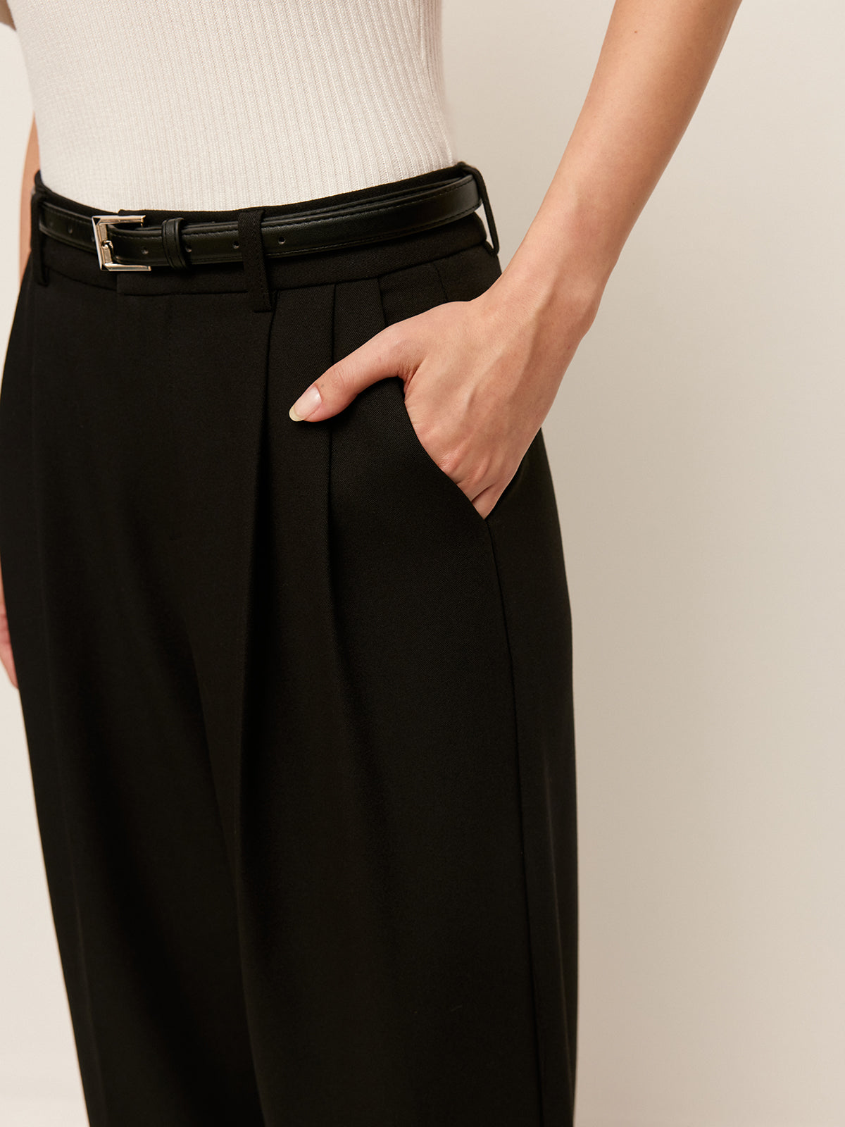 Gürtelhose mit weitem Bein, hoher Taille und Taschen