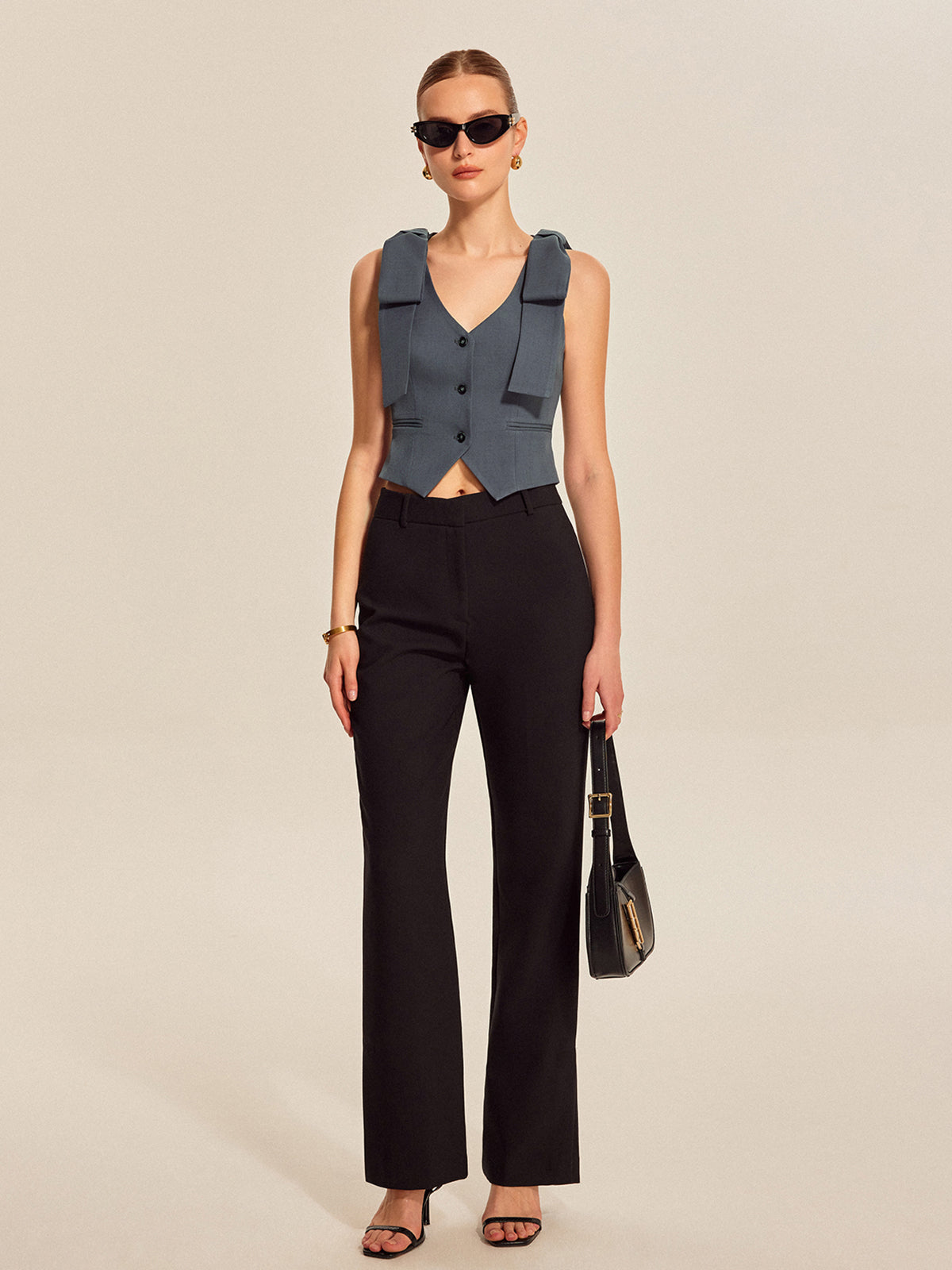 Weste mit Schulterschleifen und figurbetonter Passform