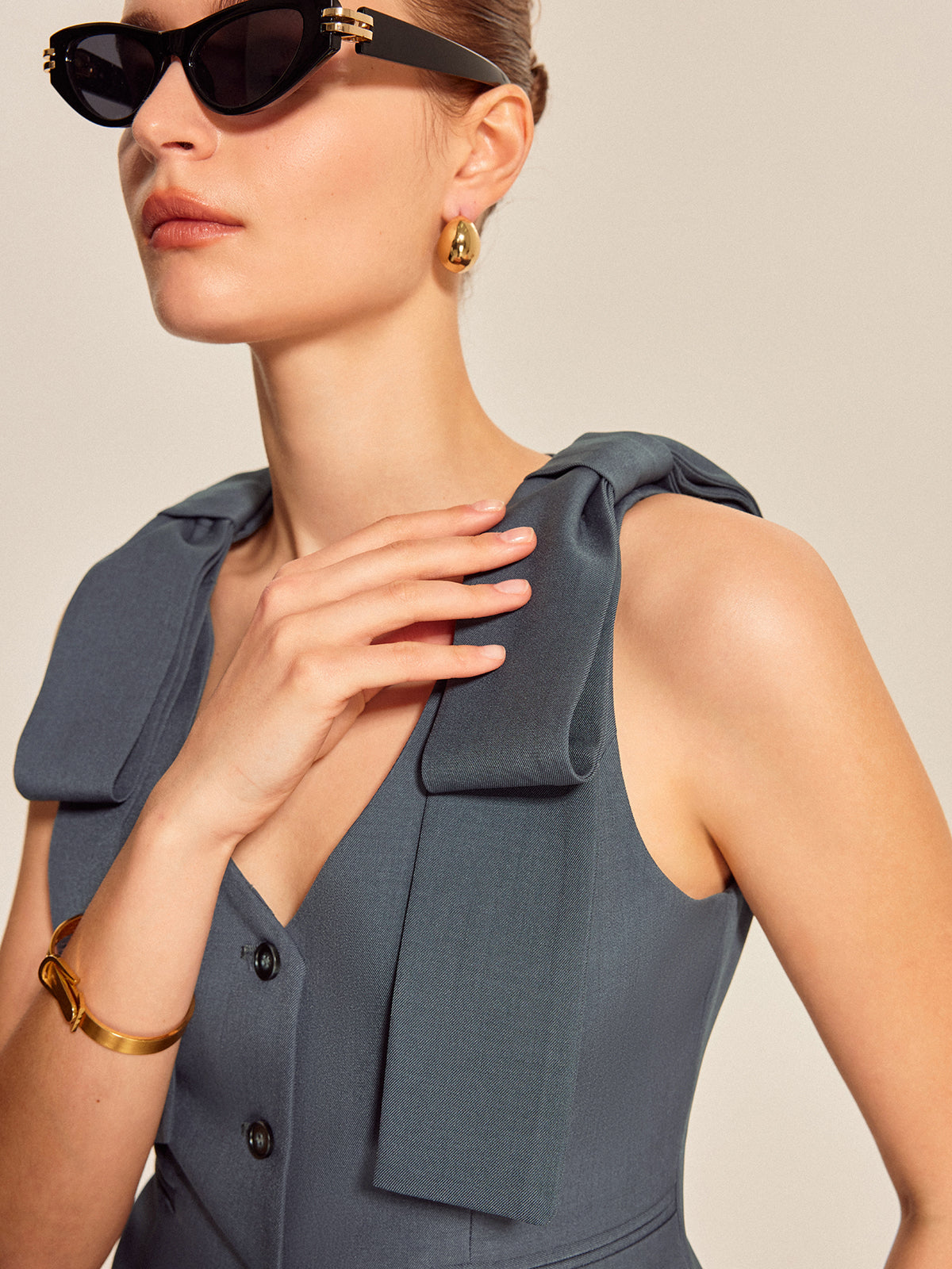 Weste mit Schulterschleifen und figurbetonter Passform