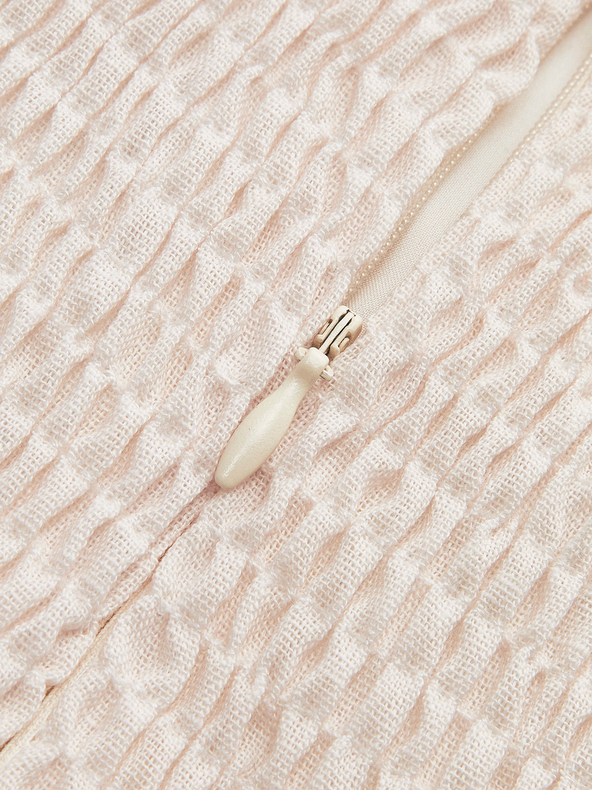 Kleid mit farblich abgesetztem Blumenmuster und Bindebändern