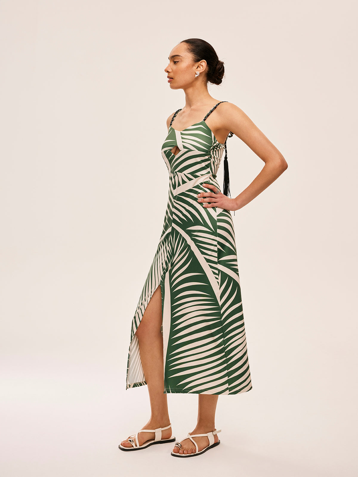 Robe à bretelles fendue avec détails à pompons