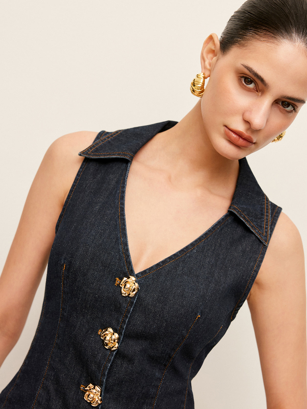 Jeansweste mit Blumenknöpfen