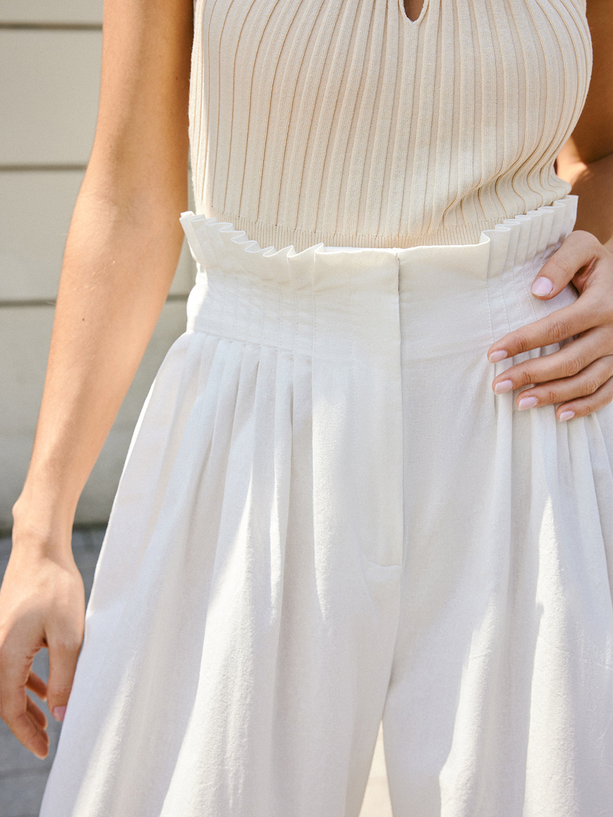 Halbtransparente, plissierte Hose mit mittelhohem Bund