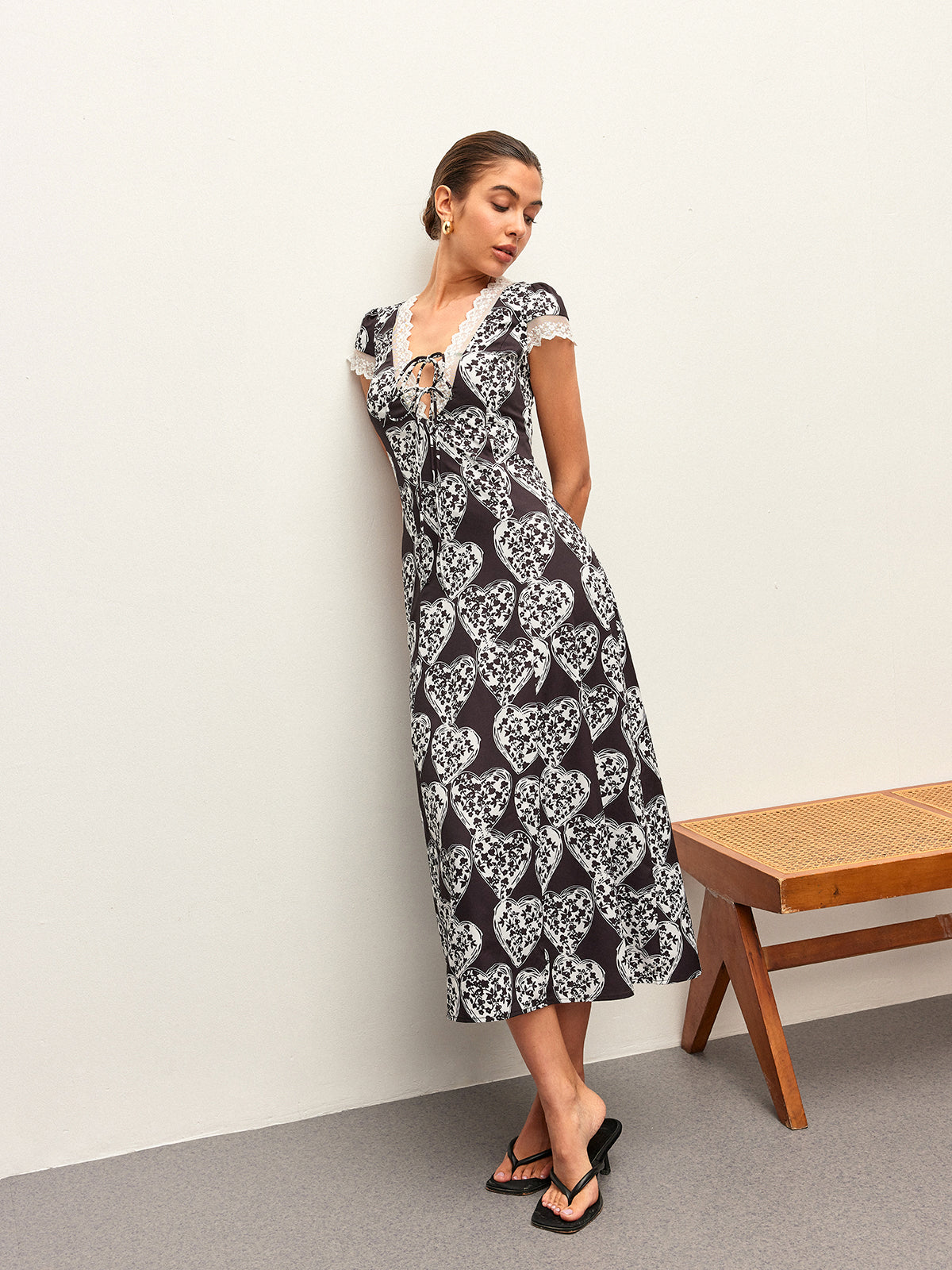 Robe à imprimé floral, col en V et nœud papillon