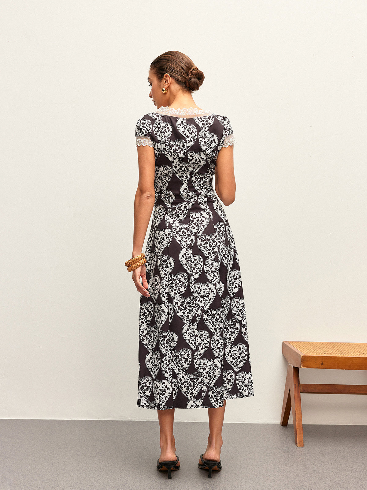 Robe à imprimé floral, col en V et nœud papillon