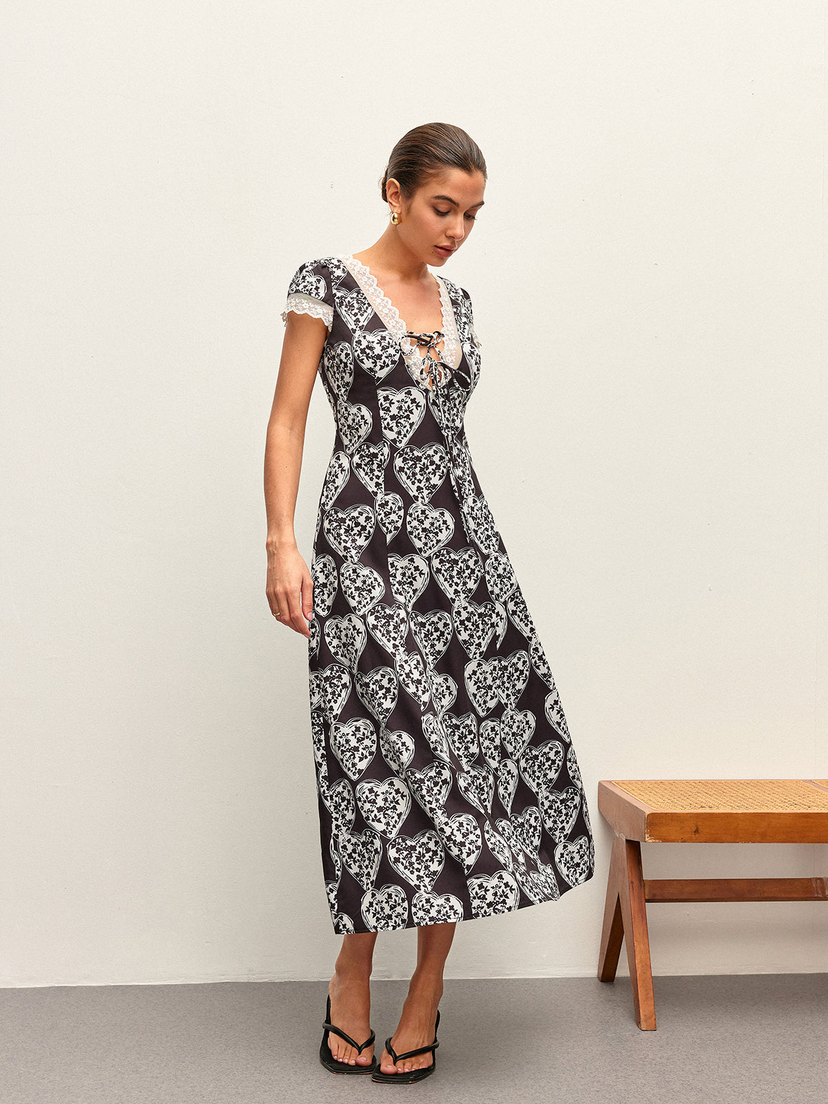 Robe à imprimé floral, col en V et nœud papillon