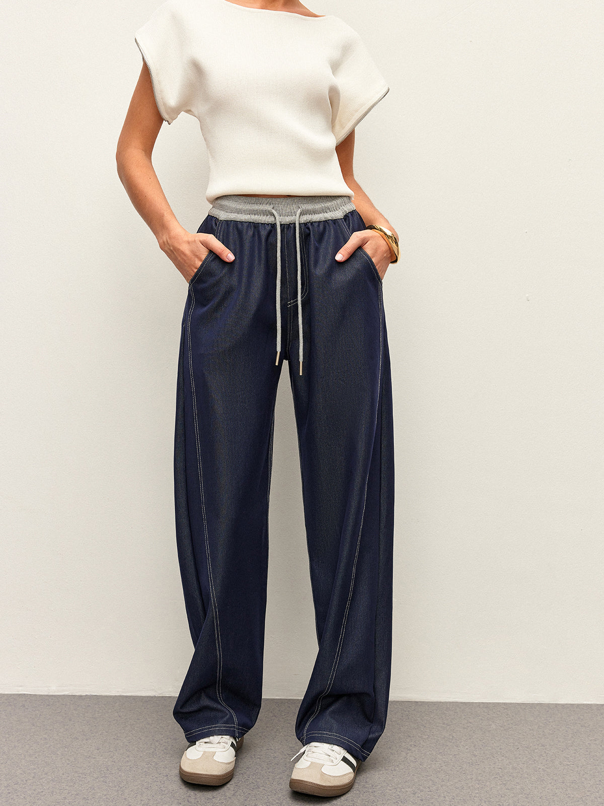High-Waist-Jeans mit Kordelzug und Taschen