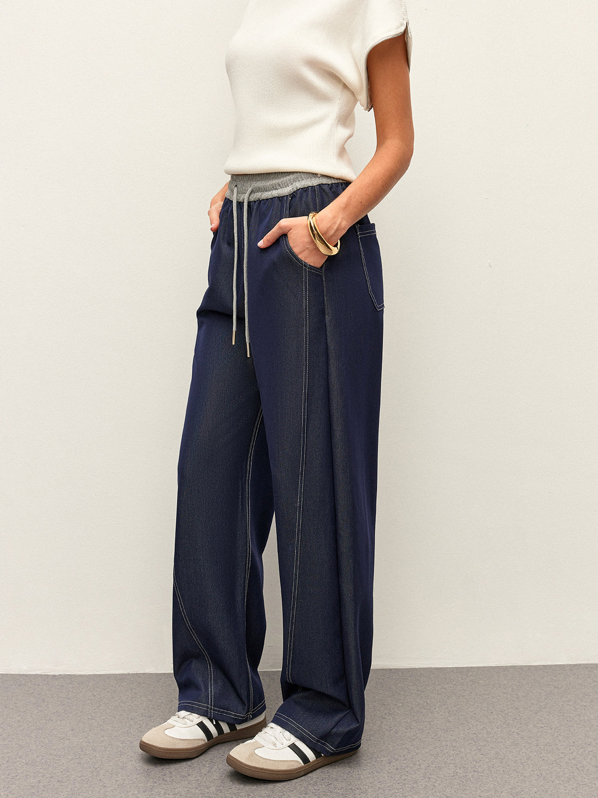 High-Waist-Jeans mit Kordelzug und Taschen