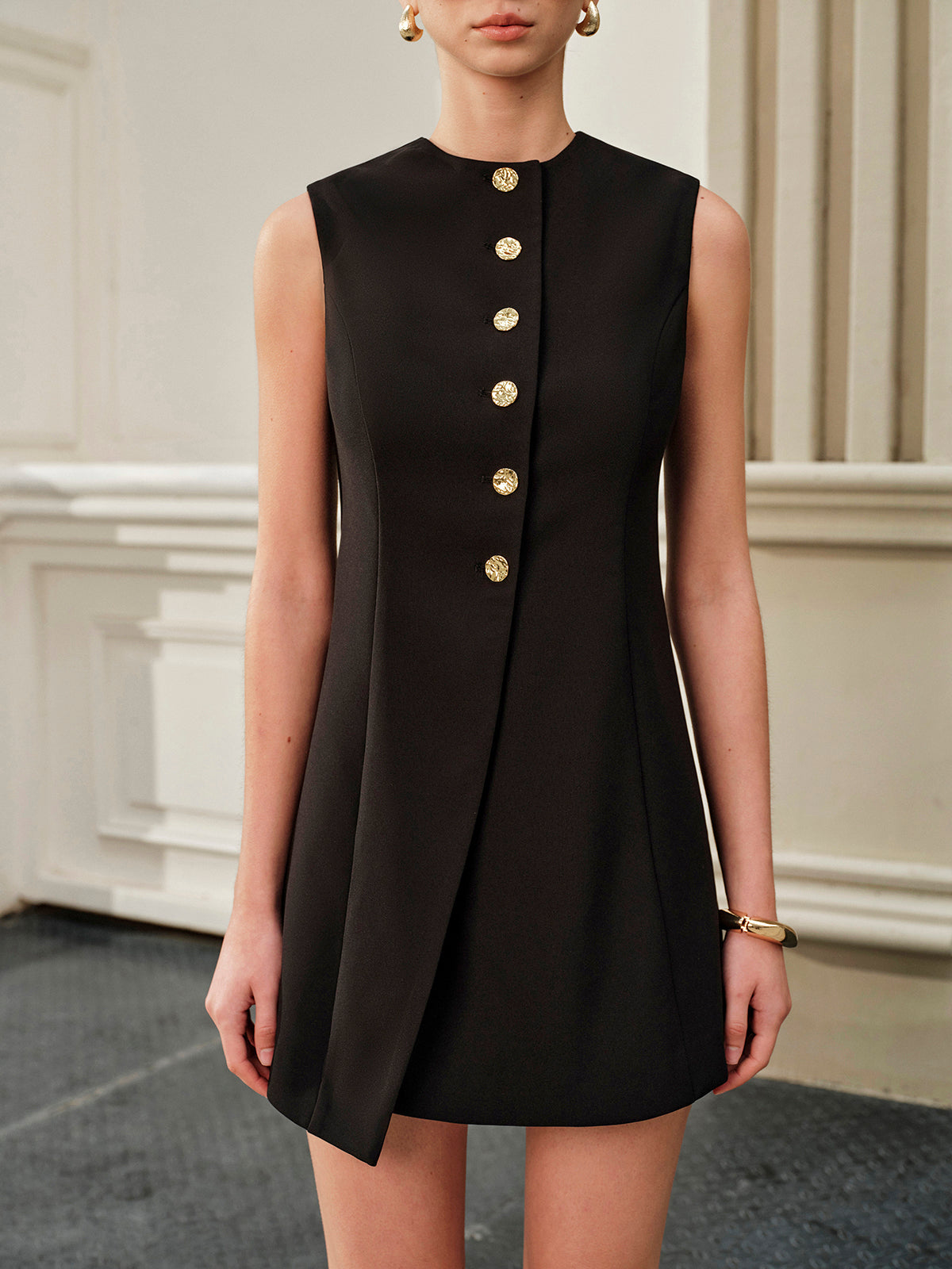 Asymmetrisches Kleid mit Metallknopf und Bindeband am Rücken