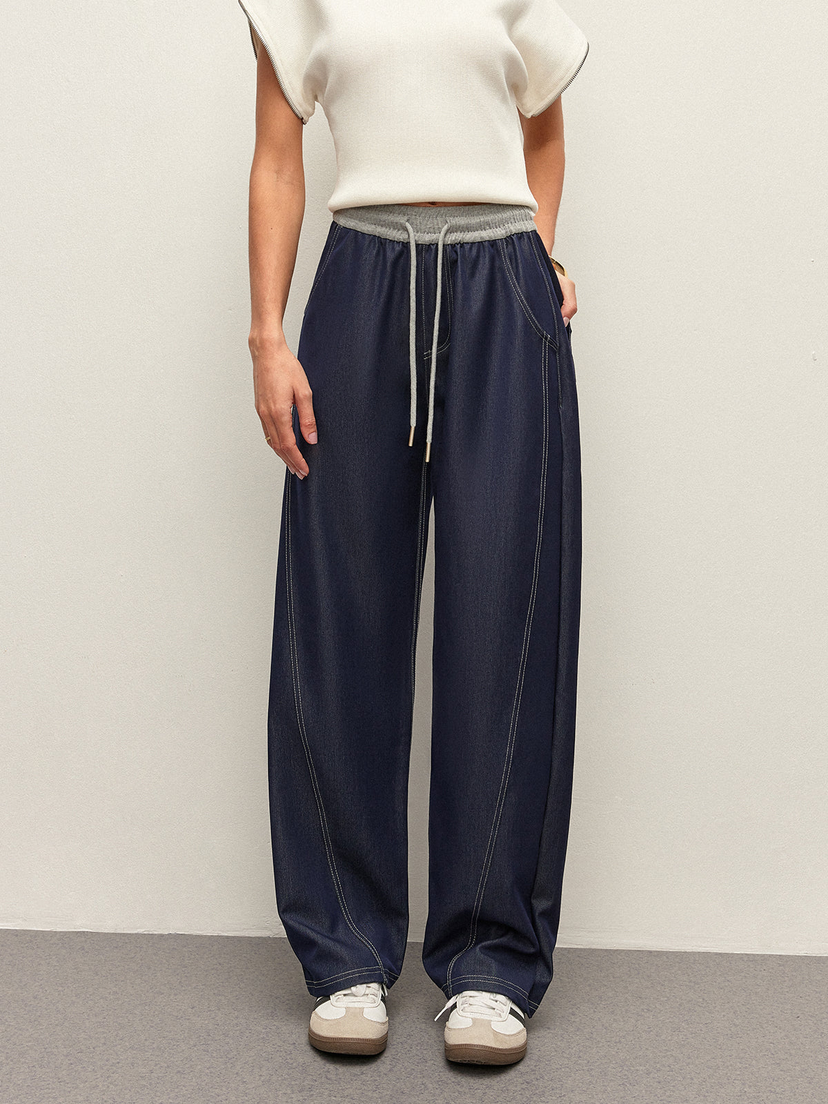 High-Waist-Jeans mit Kordelzug und Taschen
