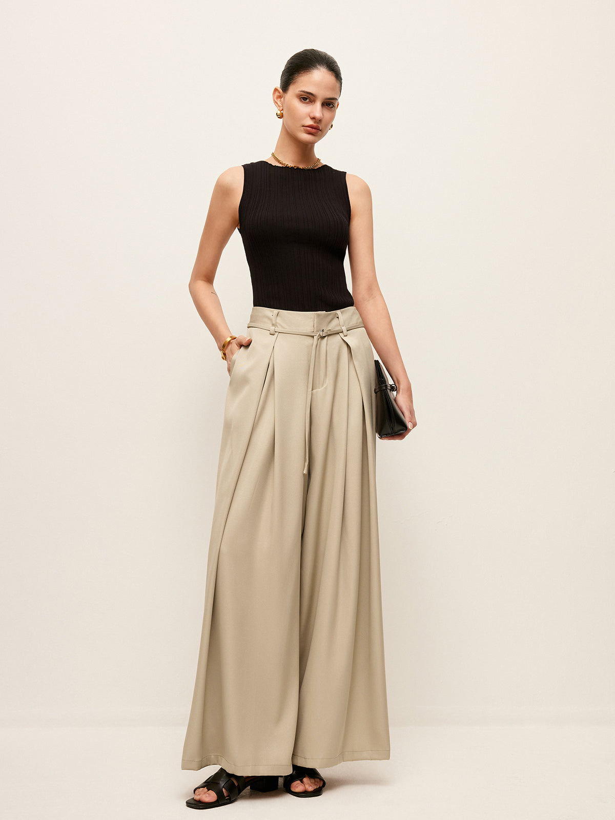 Hose mit hoher Taille, Gürtel und Taschen